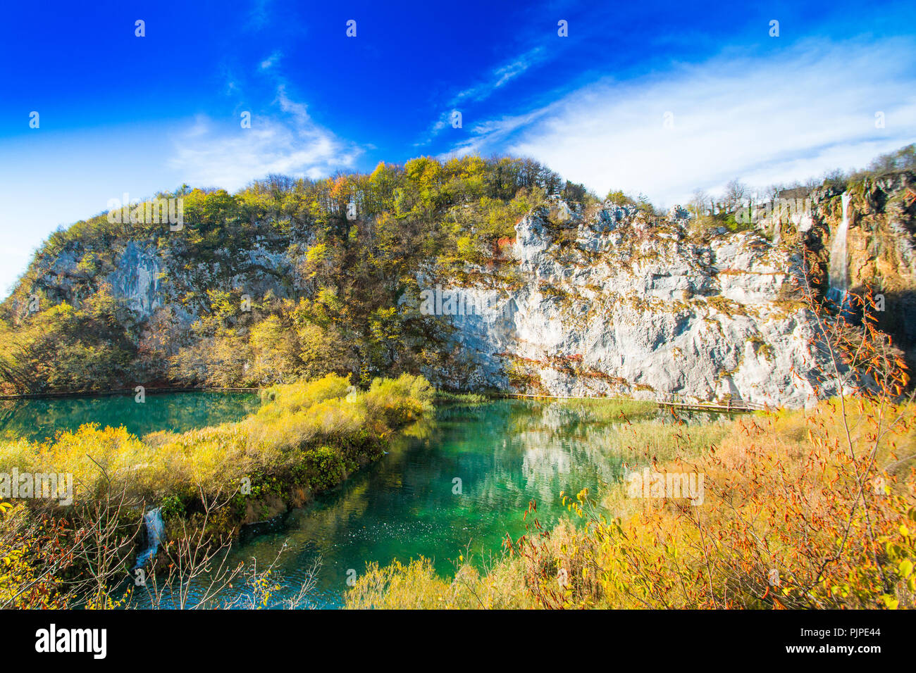 La riflessione sulla superficie di acqua sul Parco Nazionale dei Laghi di Plitvice in Croazia in autunno Foto Stock