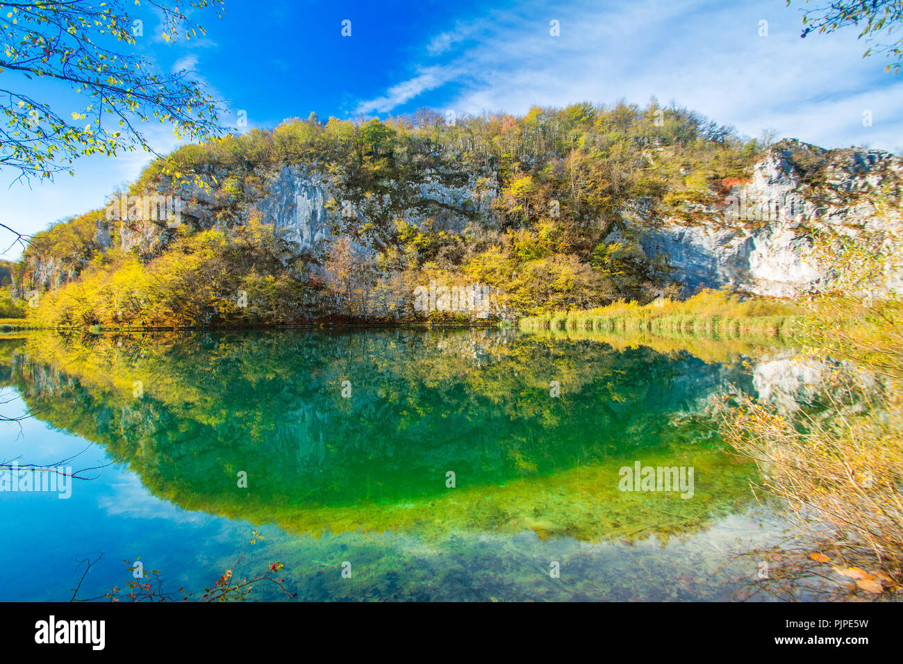 La riflessione sulla superficie di acqua sul Parco Nazionale dei Laghi di Plitvice in Croazia in autunno Foto Stock