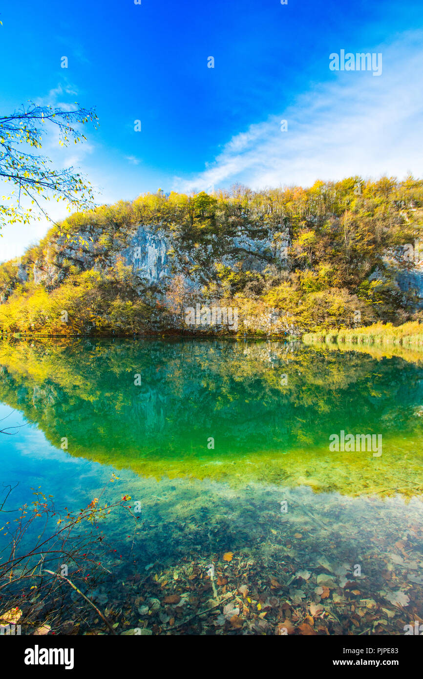 La riflessione sulla superficie di acqua sul Parco Nazionale dei Laghi di Plitvice in Croazia in autunno Foto Stock