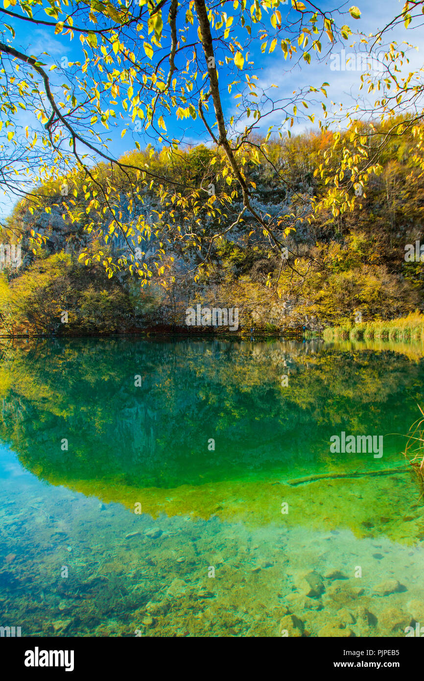 La riflessione sulla superficie di acqua sul Parco Nazionale dei Laghi di Plitvice in Croazia in autunno Foto Stock