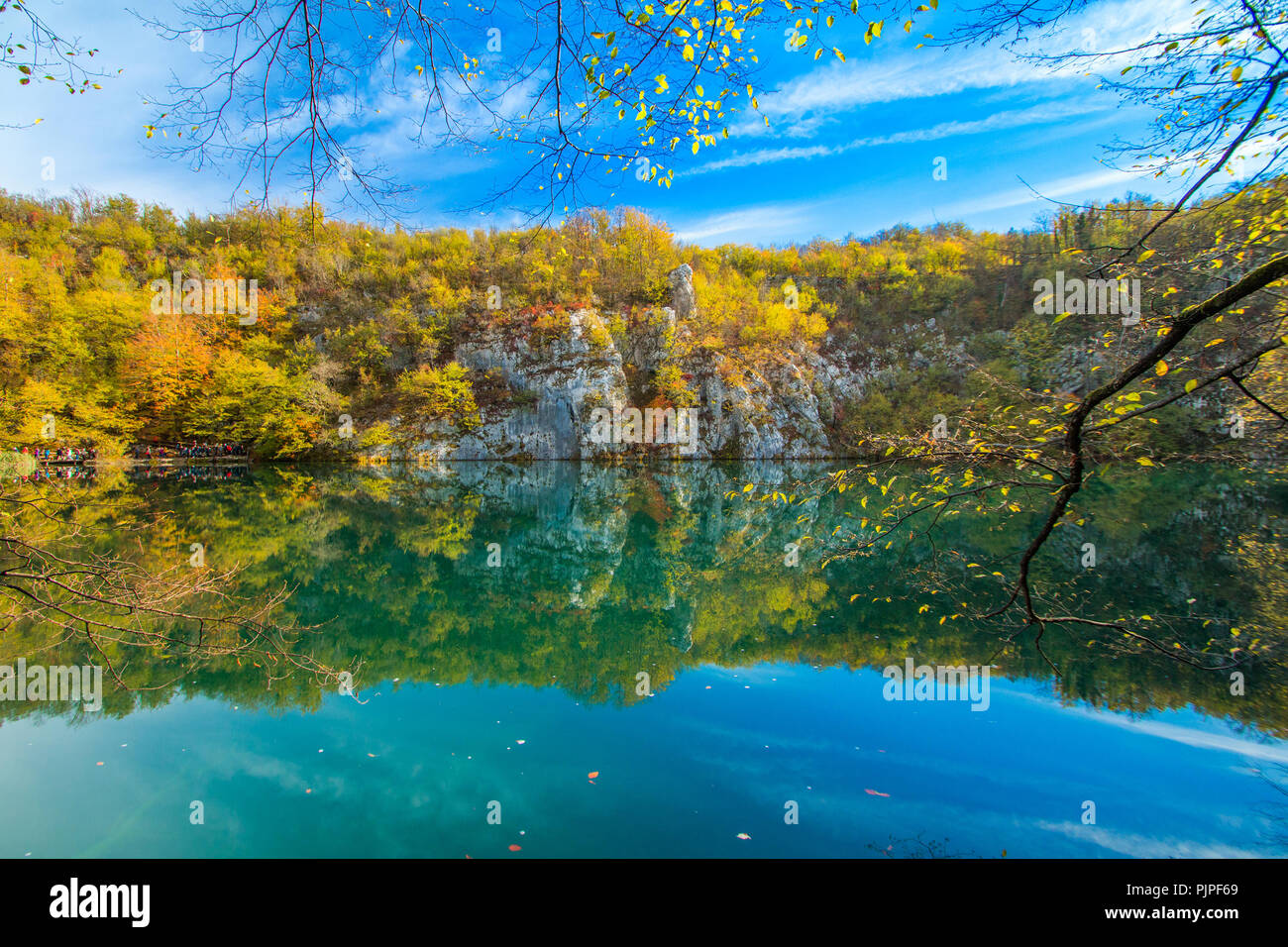 La riflessione sulla superficie di acqua sul Parco Nazionale dei Laghi di Plitvice in Croazia in autunno Foto Stock