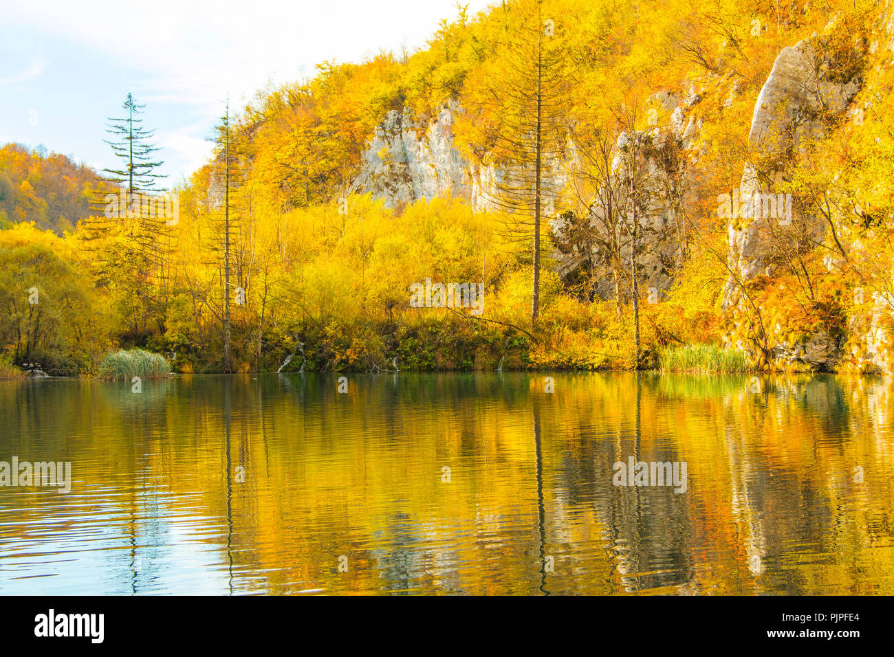 La riflessione sulla superficie di acqua sul Parco Nazionale dei Laghi di Plitvice in Croazia in autunno Foto Stock