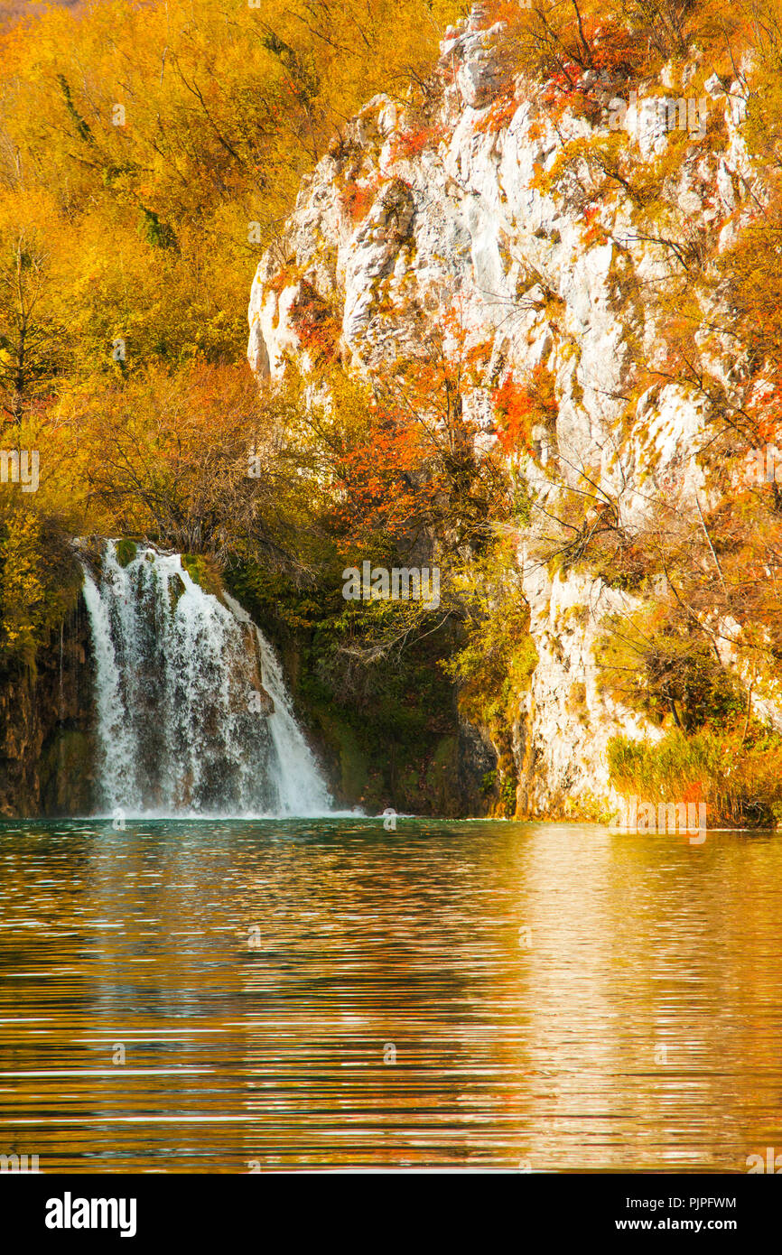 Colorato paesaggio autunnale sul Parco Nazionale dei Laghi di Plitvice in Croazia Foto Stock