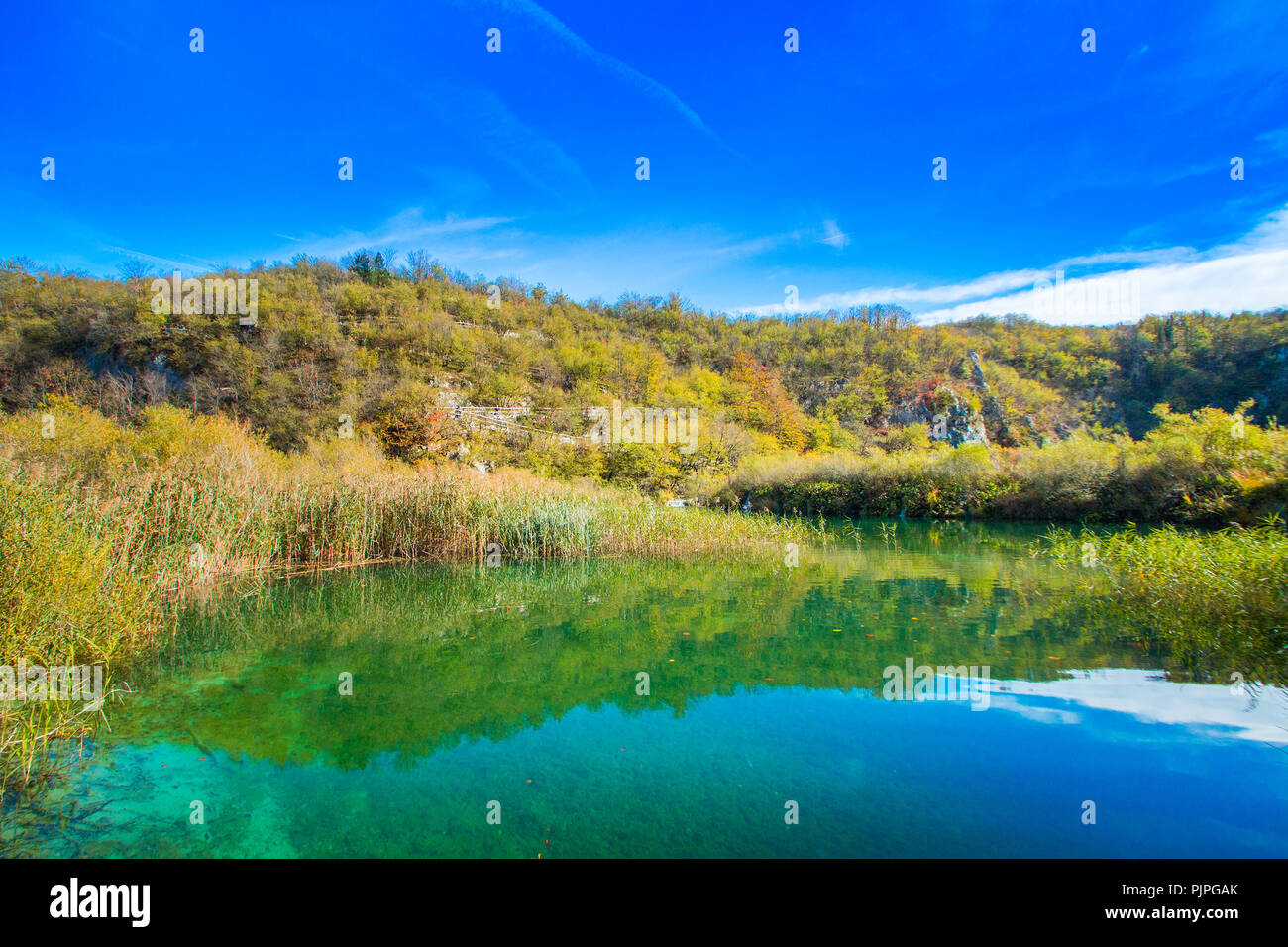 La riflessione sulla superficie di acqua sul Parco Nazionale dei Laghi di Plitvice in Croazia in autunno Foto Stock
