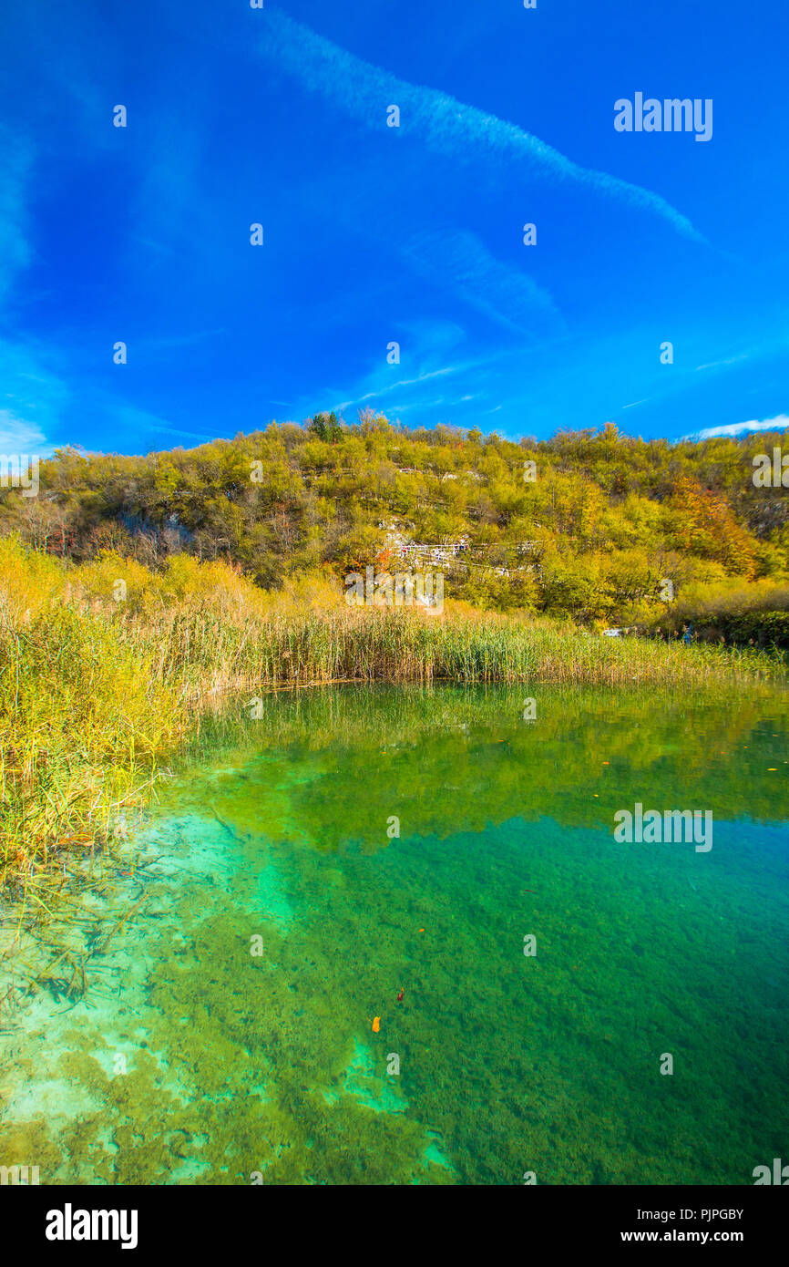 La riflessione sulla superficie di acqua sul Parco Nazionale dei Laghi di Plitvice in Croazia in autunno Foto Stock