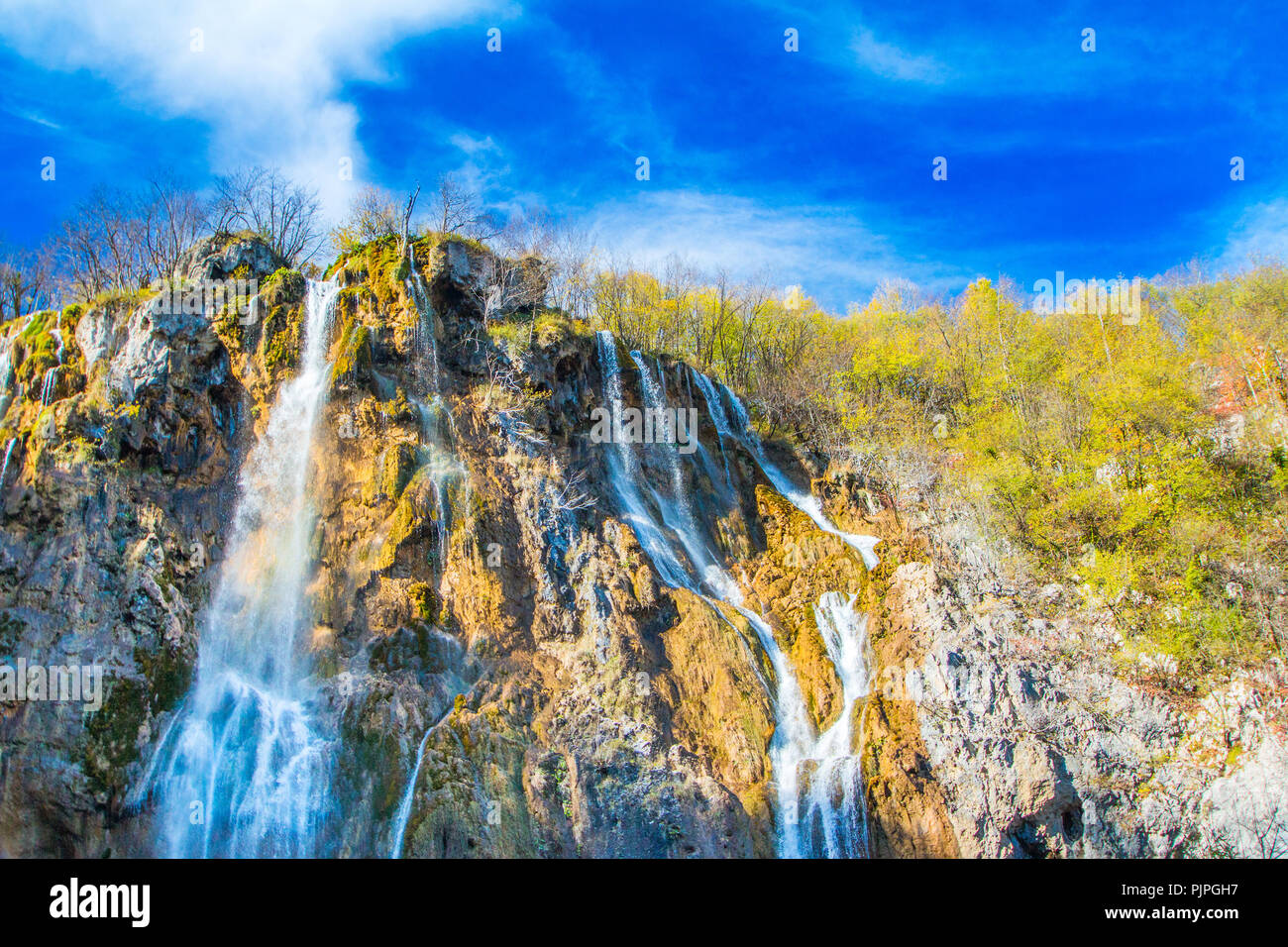 Grande Cascata nel Parco Nazionale dei Laghi di Plitvice in Croazia in autunno Foto Stock