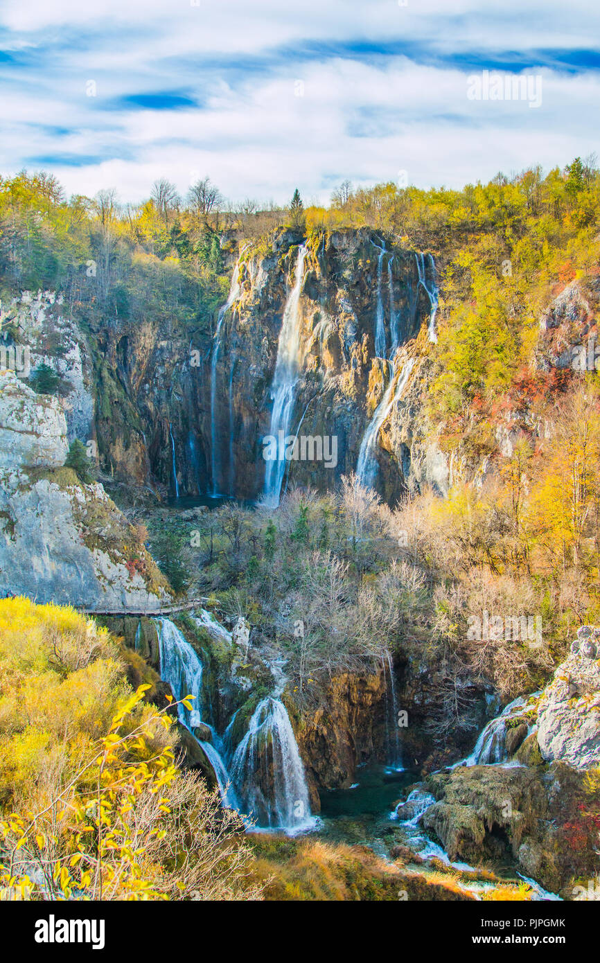 Grande Cascata nel Parco Nazionale dei Laghi di Plitvice in Croazia in autunno Foto Stock