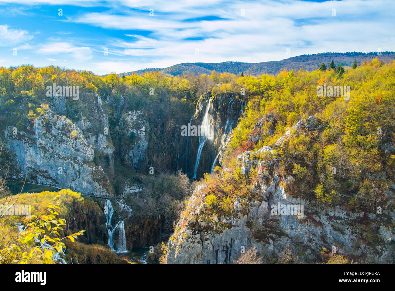 Grande Cascata nel Parco Nazionale dei Laghi di Plitvice in Croazia in autunno Foto Stock