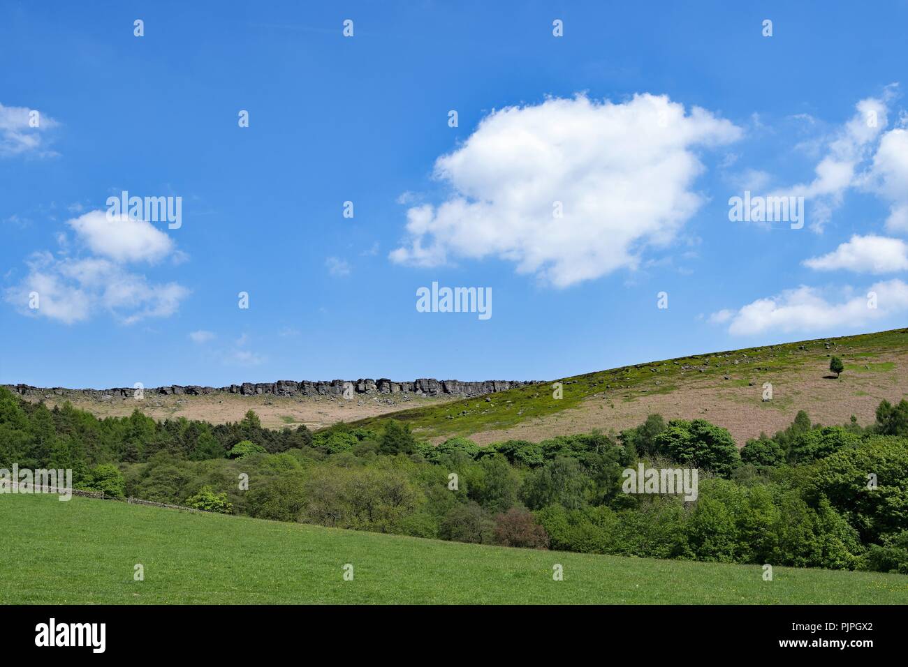 Soleggiato e cielo blu vedute della passeggiata dalla speranza alla Stannage Edge, nel Derbyshire Peak District. Foto Stock