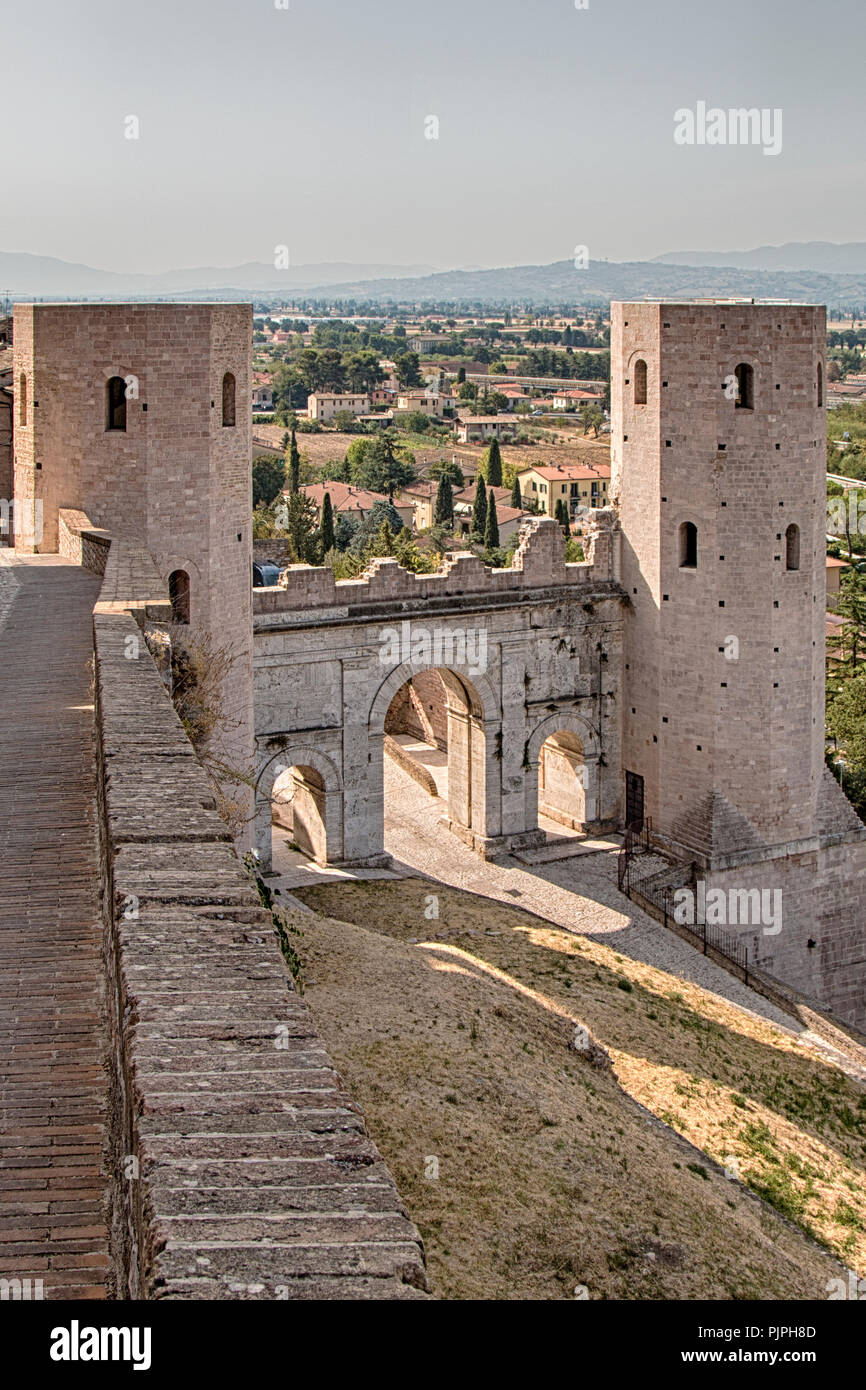 La Porta Venere è una delle sei porte urbane della città umbra di Spello Foto Stock