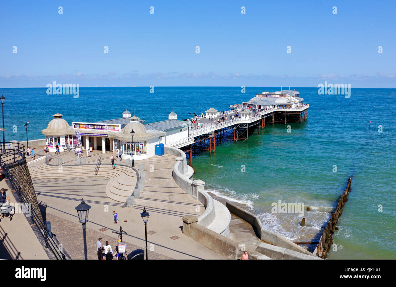 Una vista del molo dal lungomare a North Norfolk località balneare di Cromer, Norfolk, Inghilterra, Regno Unito, Europa. Foto Stock