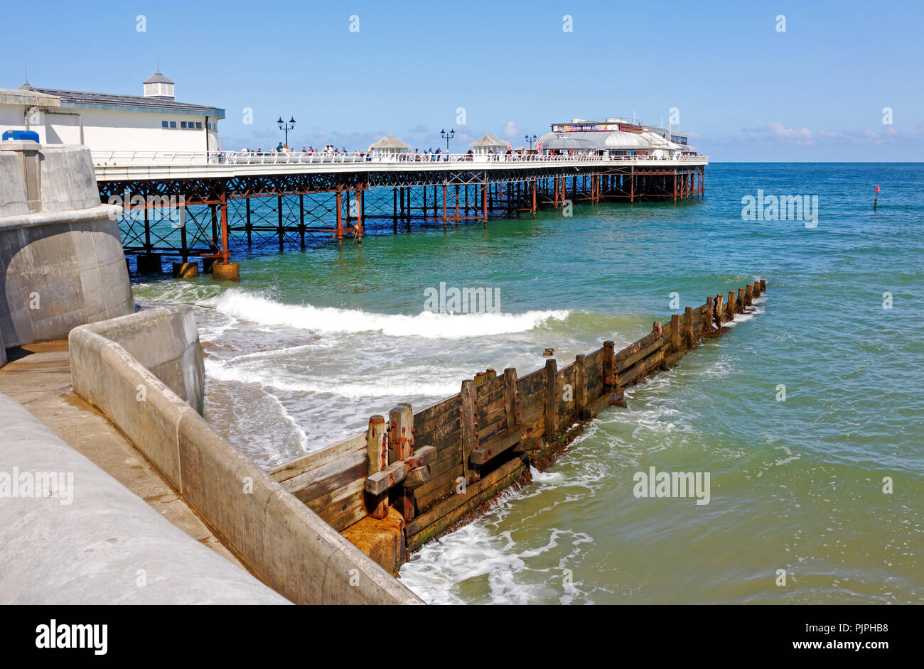 Una vista del molo dal lungomare in acqua alta presso il North Norfolk località balneare di Cromer, Norfolk, Inghilterra, Regno Unito, Europa. Foto Stock