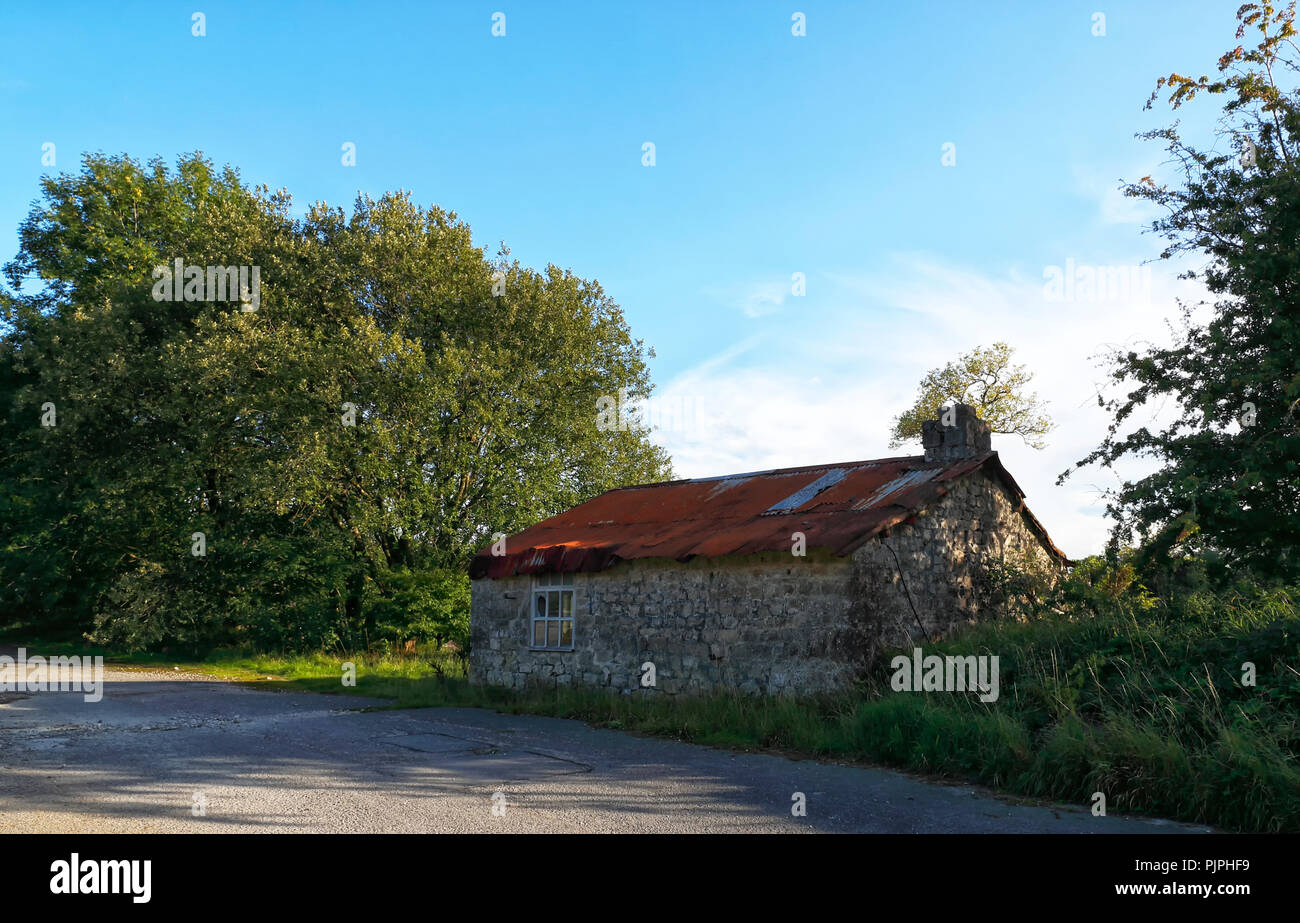 Un vecchio edificio in pietra con un arrugginendo metallo tetto sorge all'ingresso dell'ora in disuso Threshfield cava. Foto Stock