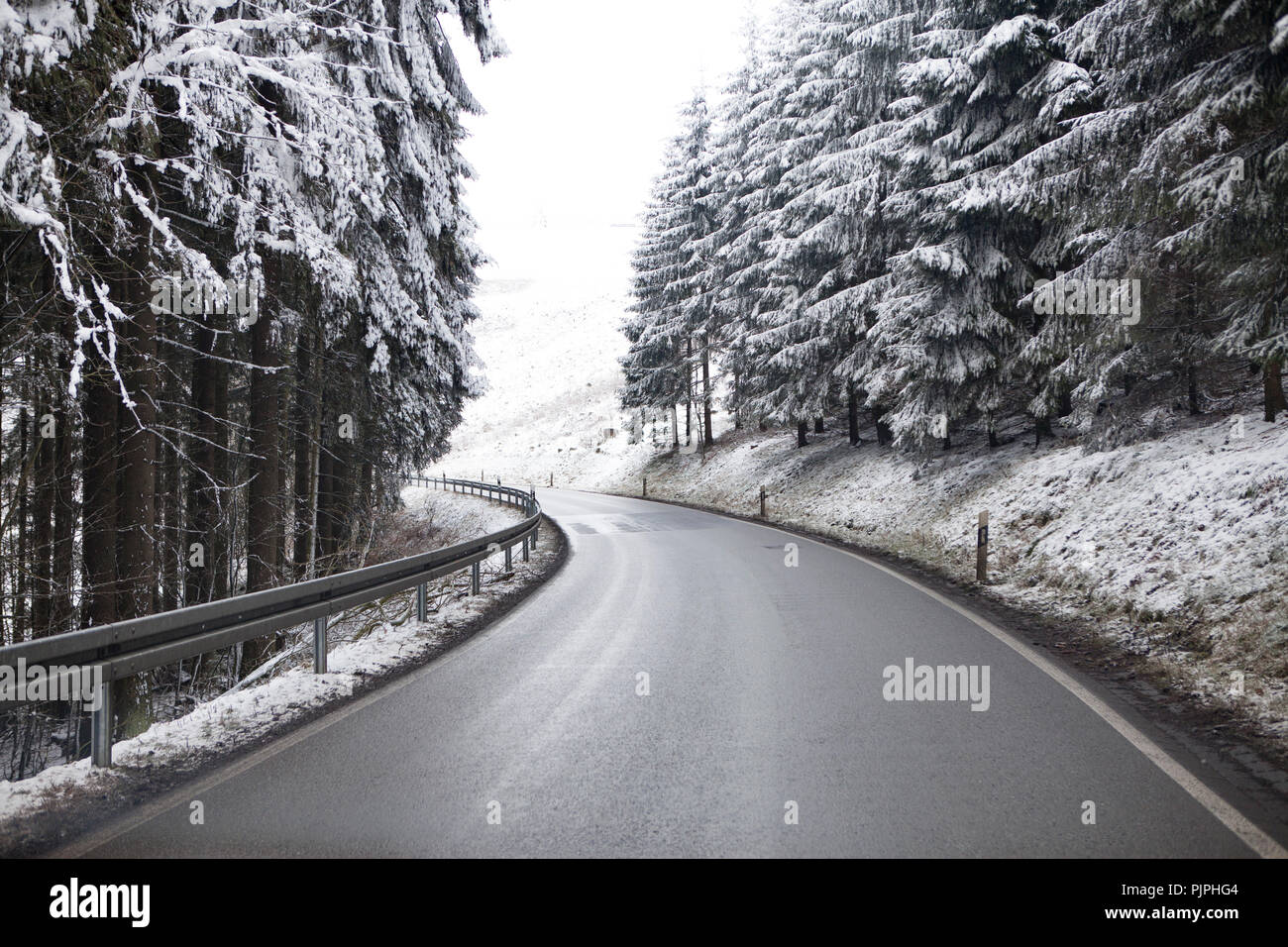 Paesaggio Innevato e strade, inverno Foto Stock