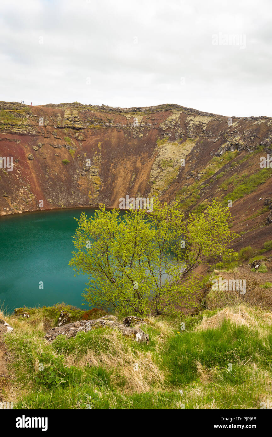 Kerid Volcanic Crater Lake è inoltre chiamato Kerid o Kerith nel sud dell'Islanda è Parte del Golden Circle Route Foto Stock