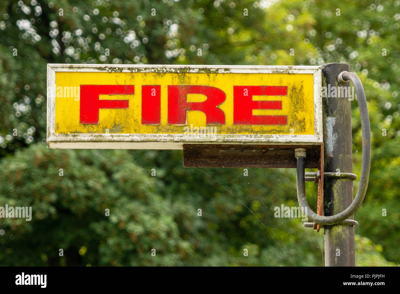 Segno di Fuoco con patina su un vecchio pole Foto Stock