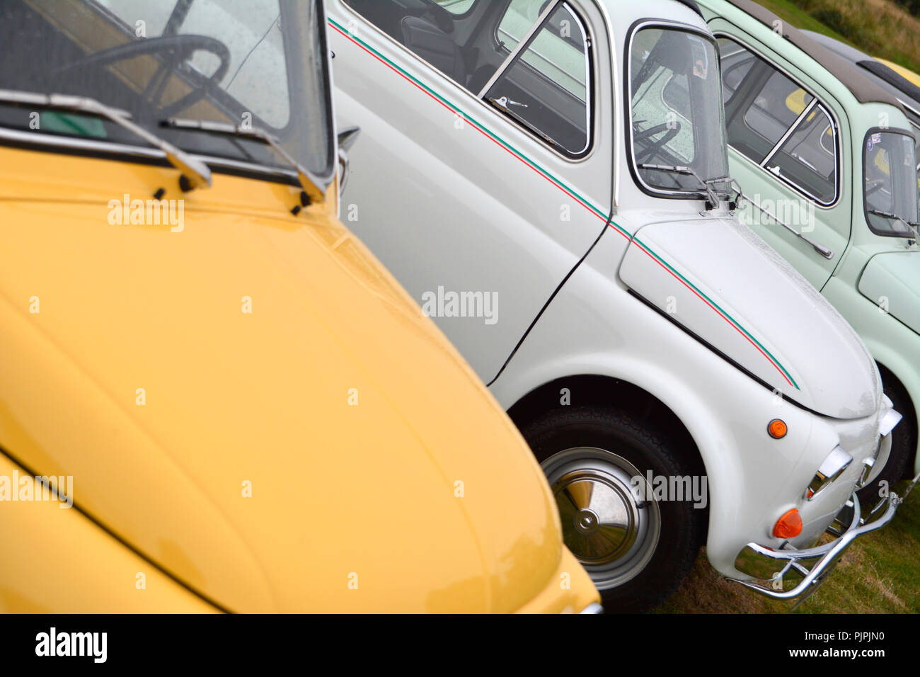 Line-up di classic Fiat 500 autovetture Foto Stock