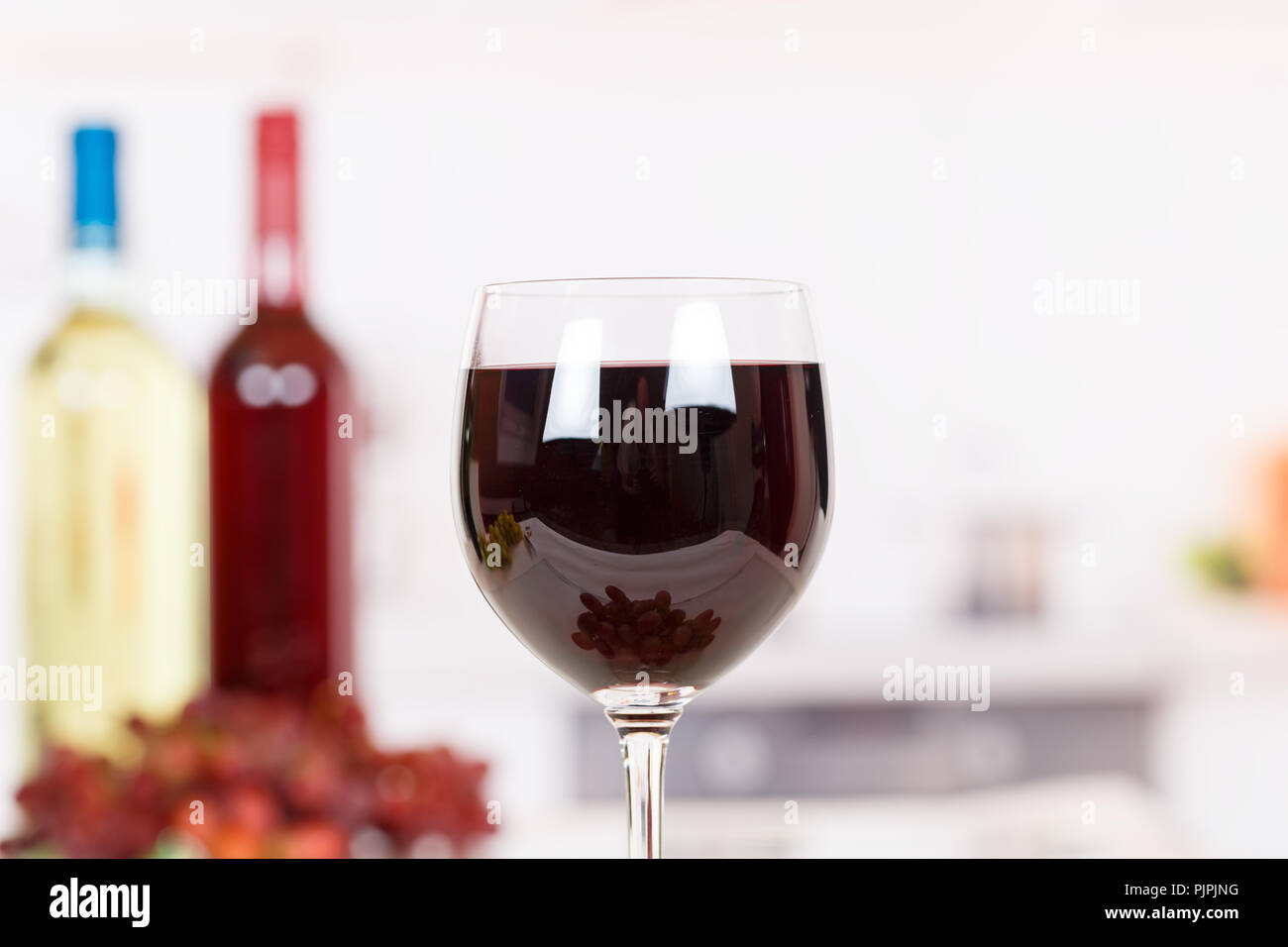 Vino rosso in un bicchiere di vini con copyspace spazio copia Foto Stock