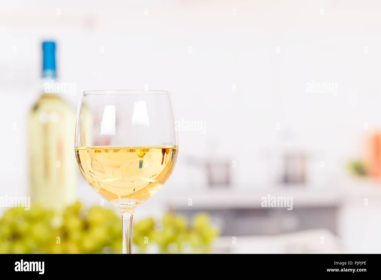 Vino bianco in un bicchiere con copyspace spazio copia Foto Stock