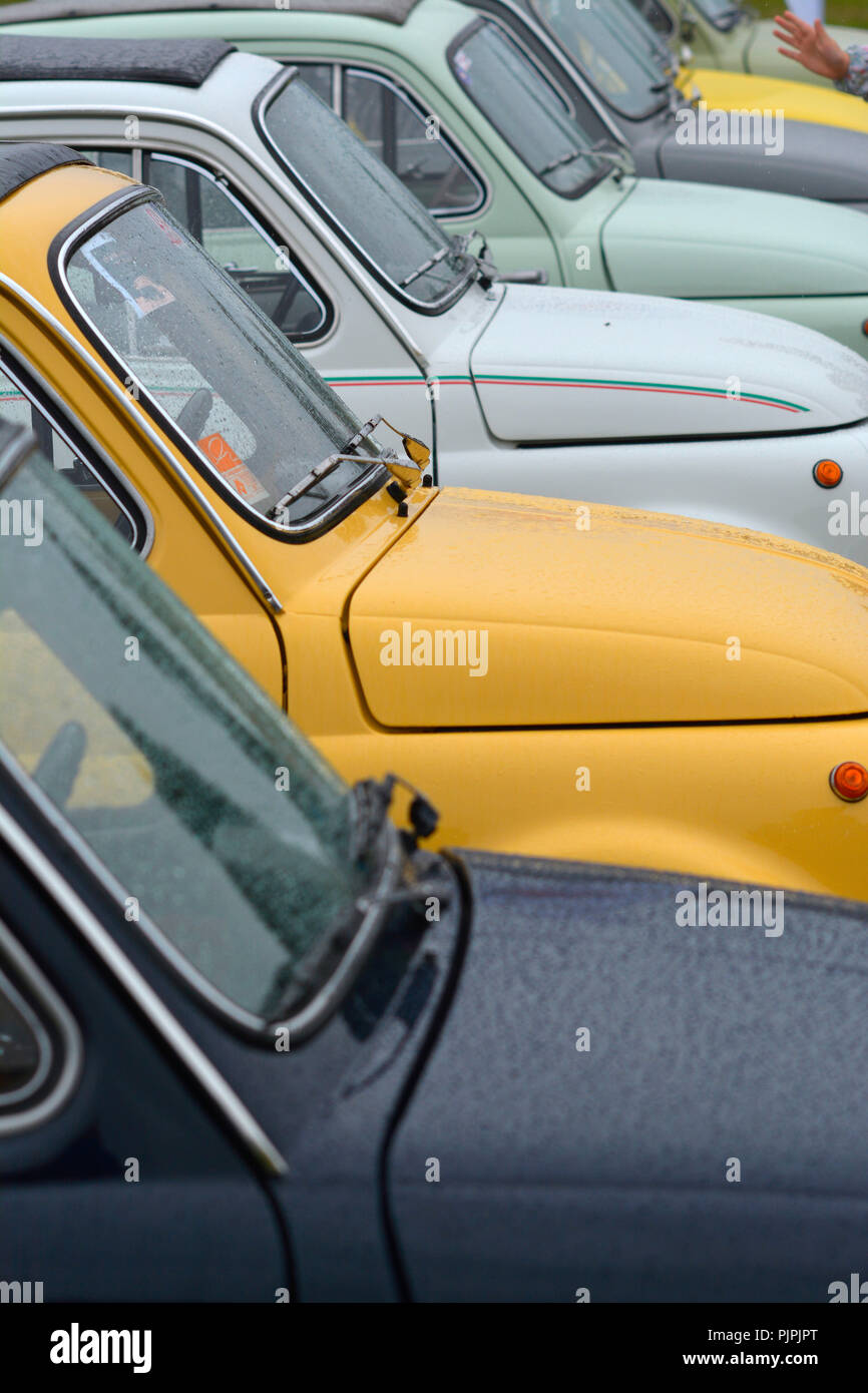 Line-up di classic Fiat 500 autovetture Foto Stock