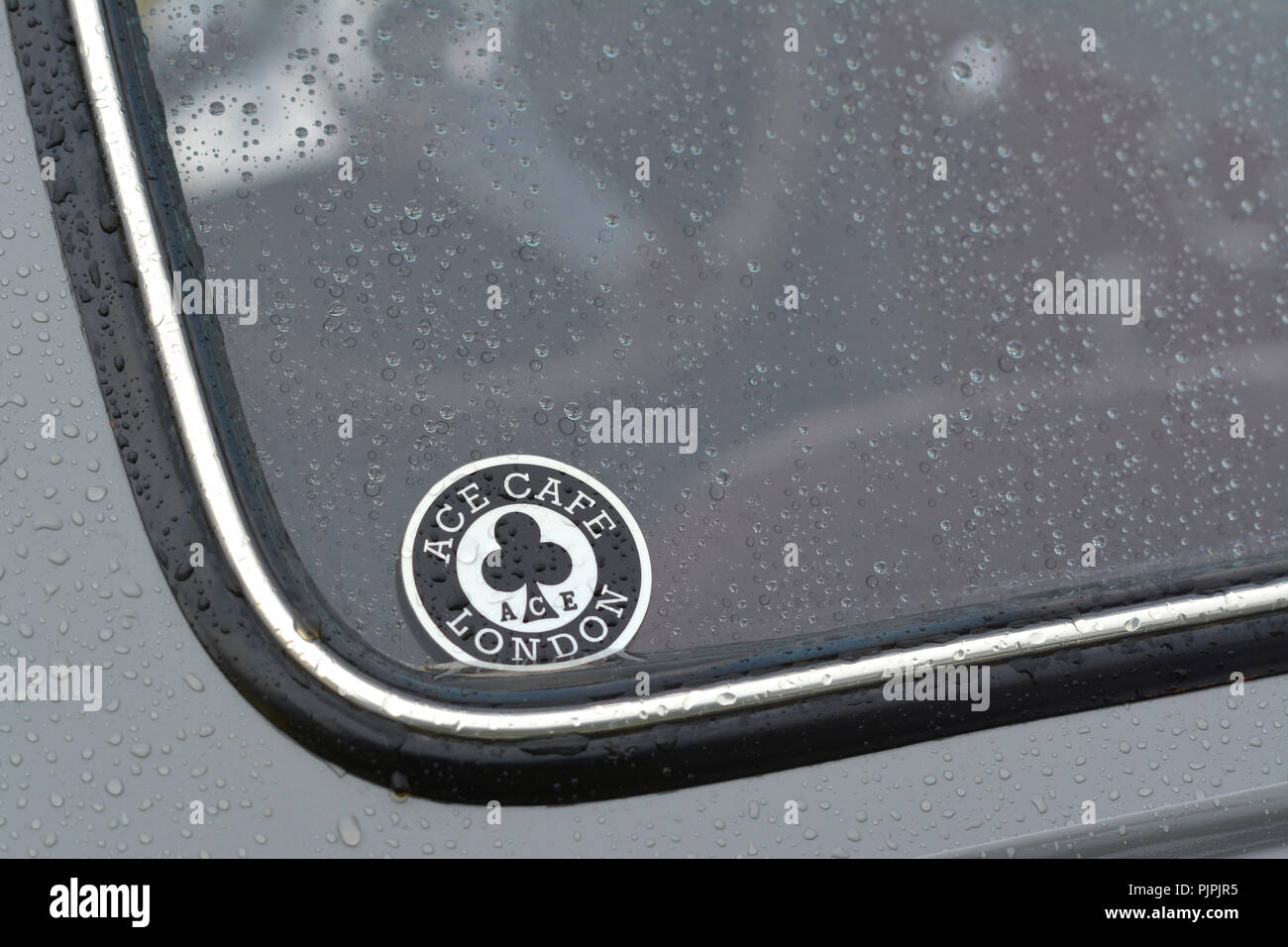 In prossimità di una Fiat 500 auto con Ace Cafe London sticker Foto Stock