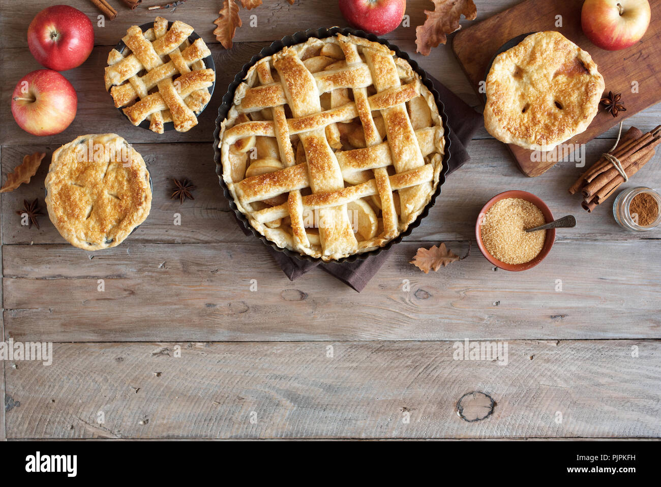 In casa torte di mele su sfondo rustico, vista dall'alto, copia dello spazio. Classic autunno ringraziamento dessert - organic apple pie. Foto Stock