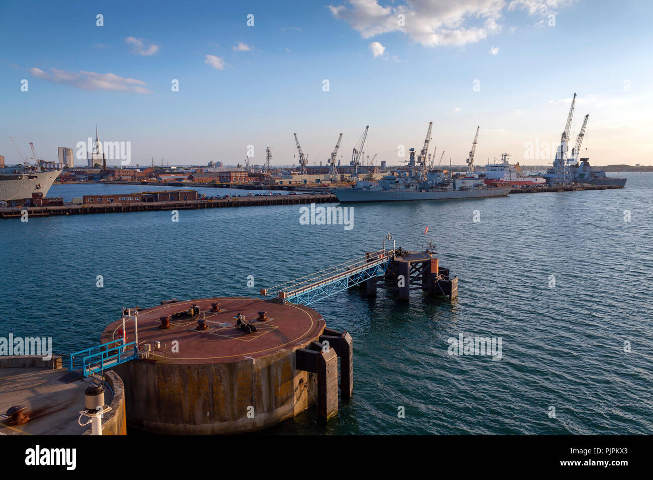 Portsmouth, Solent, Regno Unito - 14 Maggio 2016: Portsmouth docks e costa con navi in prima serata Foto Stock
