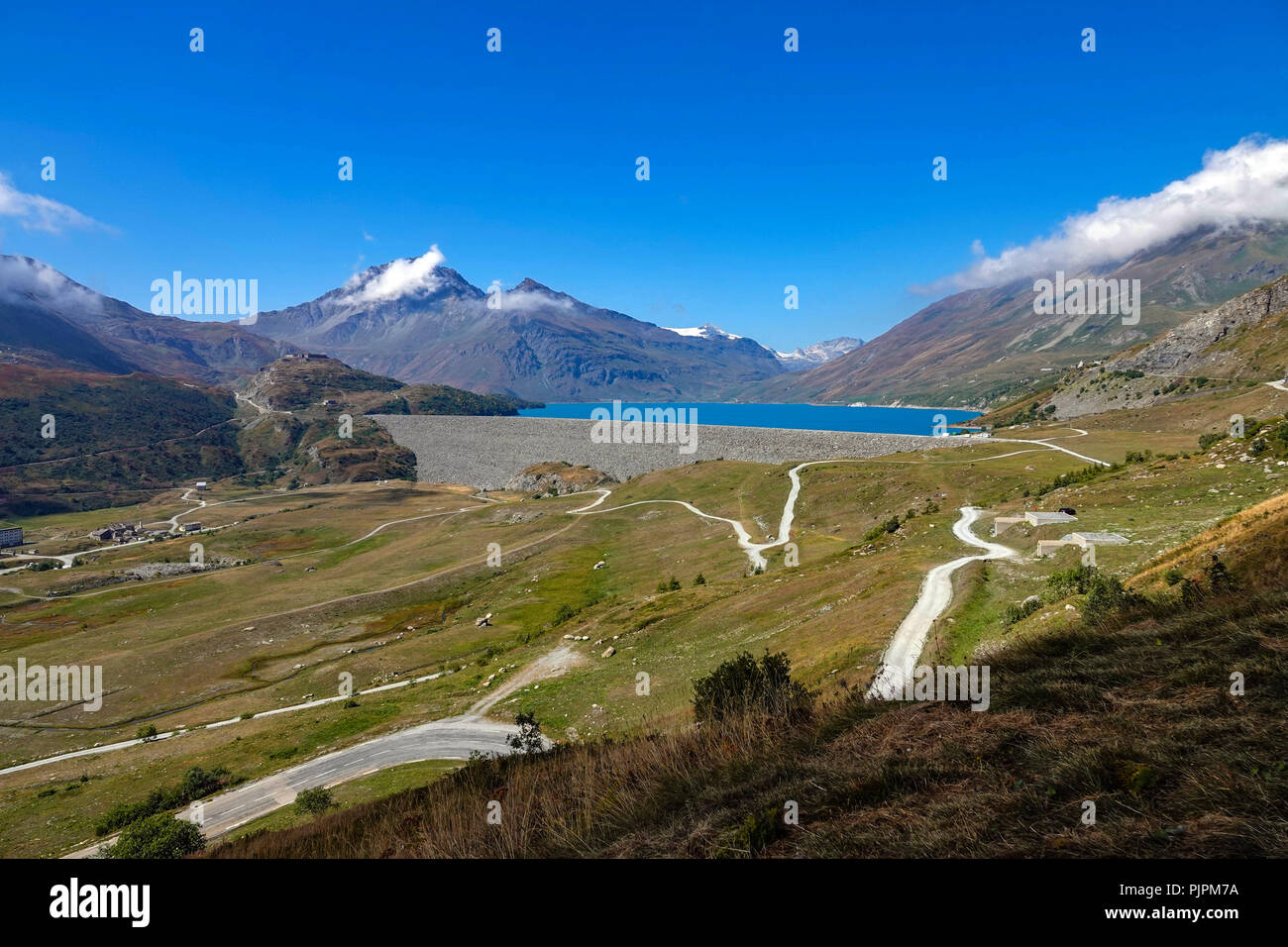 Col de Mont Cenis mountain pass tra Francia e Italia con grande lago, serbatoio, Foto Stock