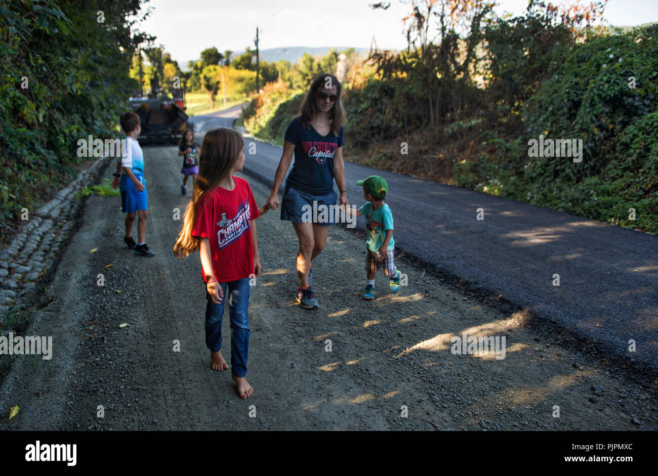 Stati Uniti: Settembre 4, 2018: sono iniziati i lavori per la pavimentazione di Gap Williams road in Western Loudoun che cambierà per sempre il carattere di th Foto Stock