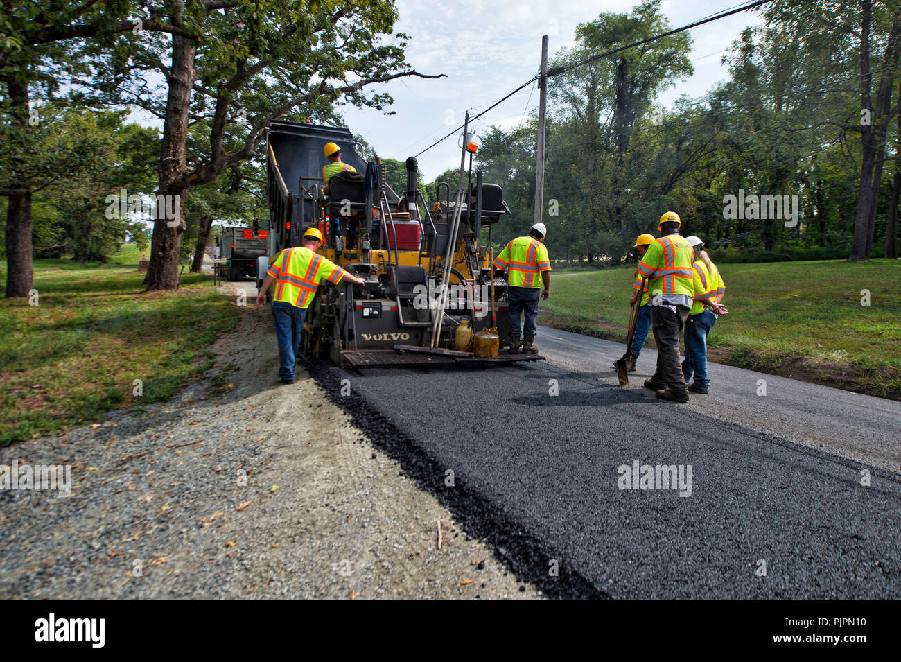 Stati Uniti: Settembre 7, 2018: Lavori di pavimentazione continua su Williams Gap road in Western Loudoun che cambierà per sempre il carattere di questo histori Foto Stock