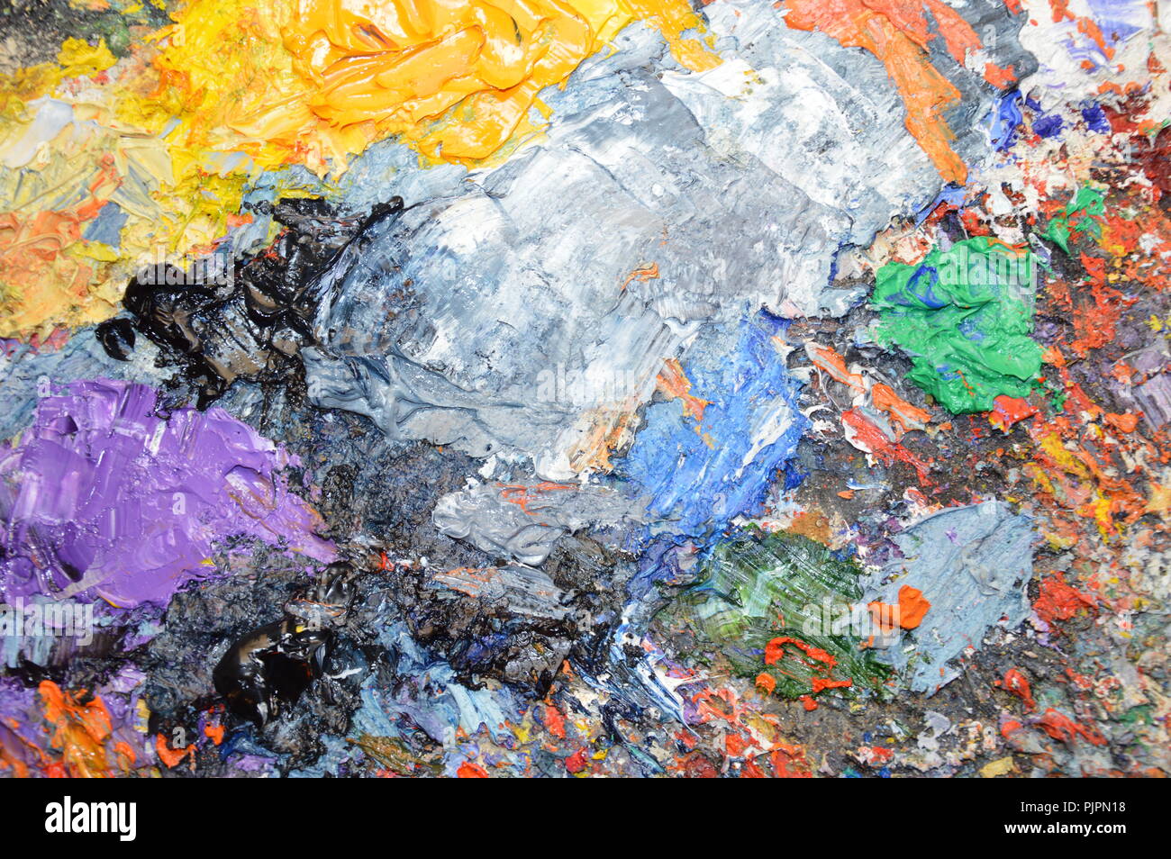 Zoom su un pittore della tavolozza nella sua officina Foto Stock