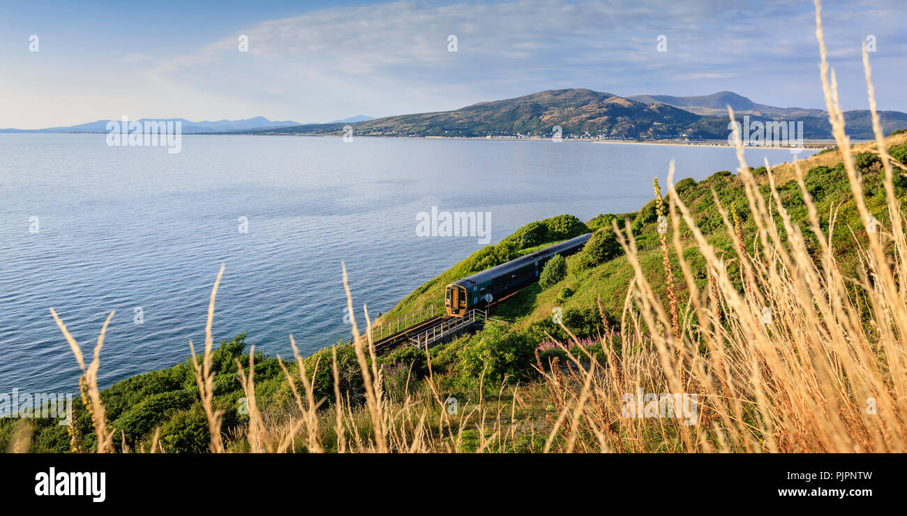 Linea costiera Stazione Barmouth Bay Barmouth attraverso la Mawddach Estuary Gwynedd in Galles Foto Stock