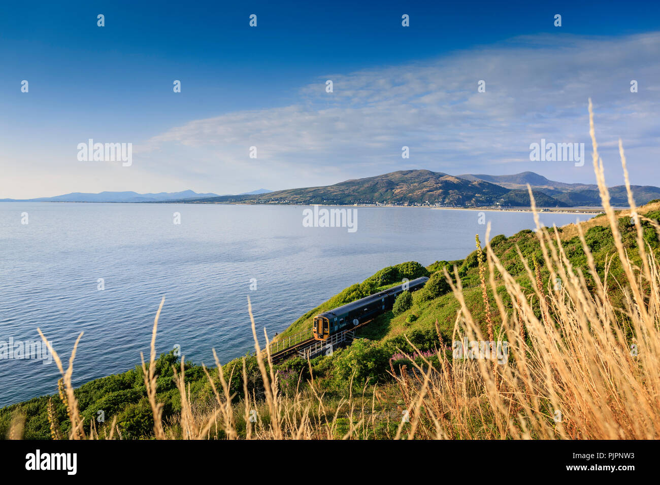 Linea costiera Stazione Barmouth Bay Barmouth attraverso la Mawddach Estuary Gwynedd in Galles Foto Stock