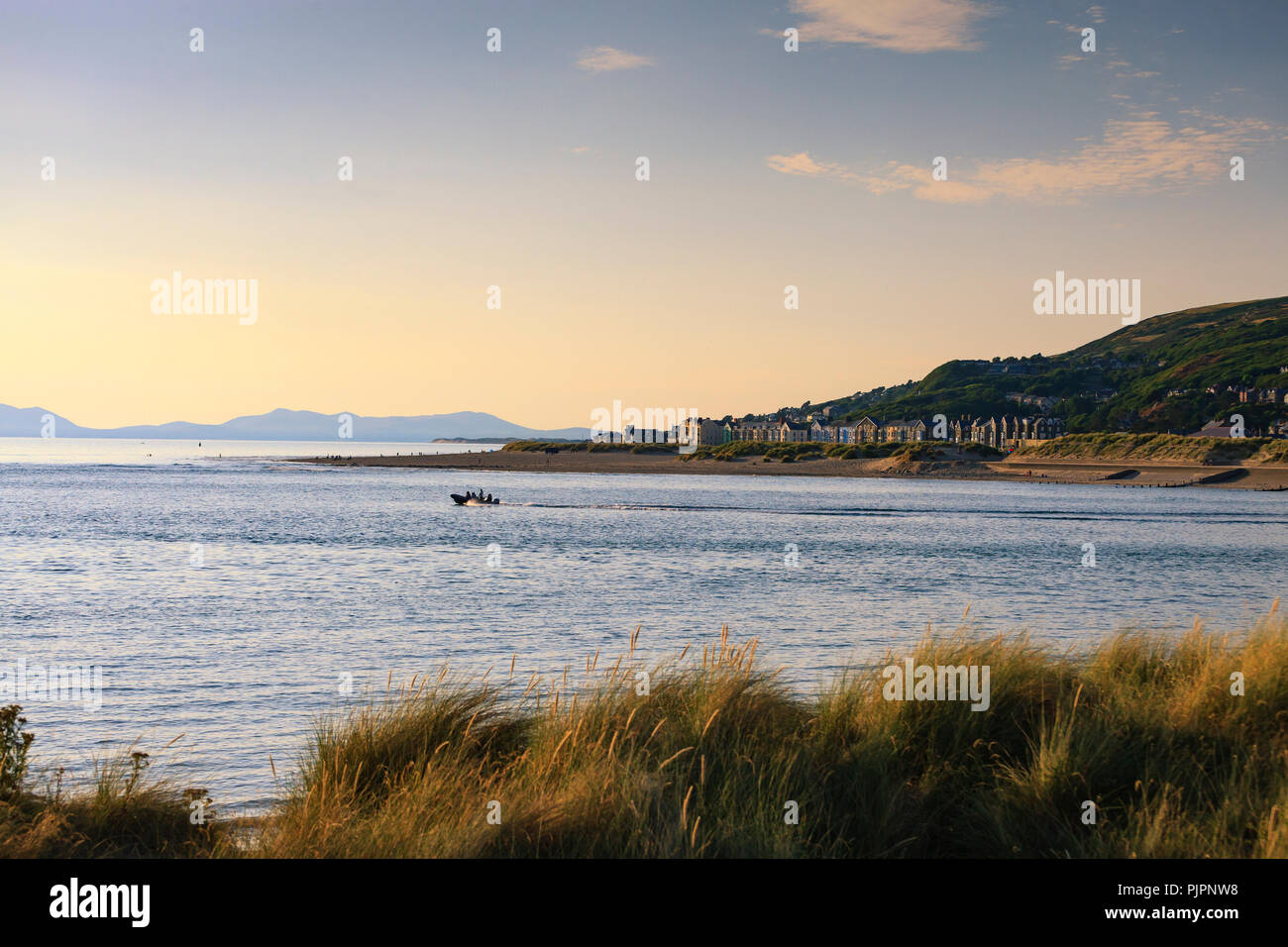 Sera gita in barca attraverso il Mawddach Estuary Barmouth Gwynedd in Galles Foto Stock