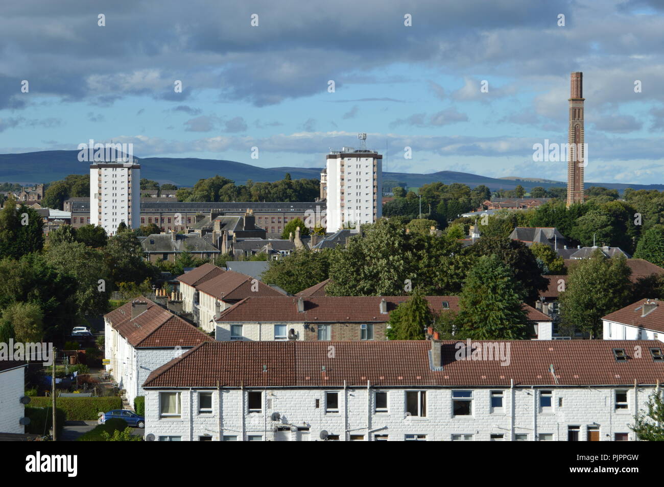 Vista dalla collina Balgay oltre Lochee con Cox nello stack di Dundee, Scozia, Settembre 2018 Foto Stock