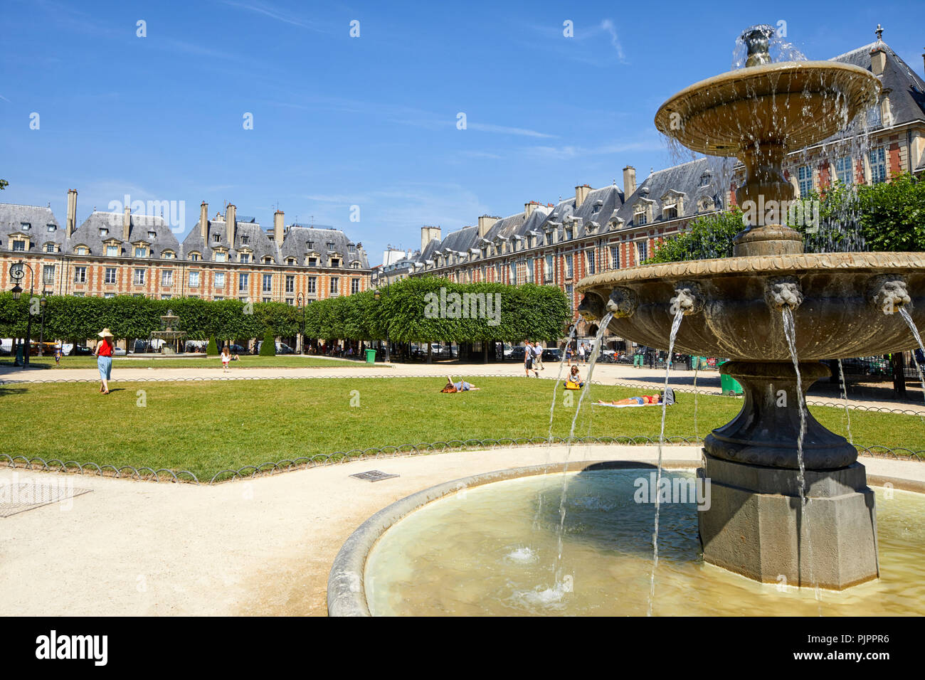 Fontana del nordest da Jean-Pierre Cortot in Place des Vosges, Parigi, Francia, Europa Foto Stock