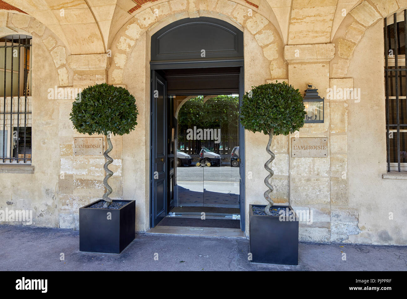Ingresso a tre stella Michelin ristorante L'Ambroisie a Place des Vosges, la più antica piazza pianificata di parigi, quartiere di Marais, Parigi, Francia Foto Stock