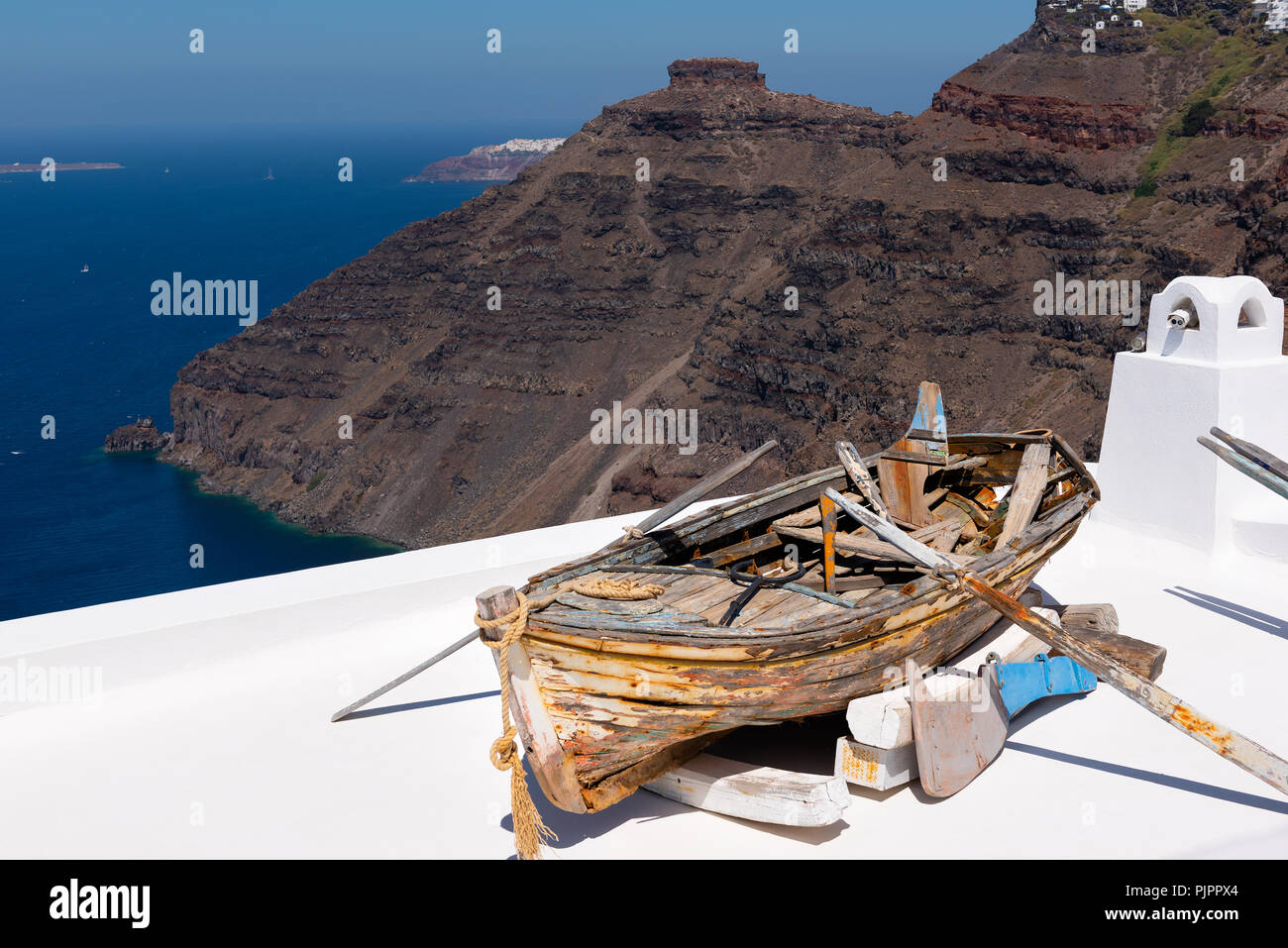 Ld rotto in legno barca sul tetto di casa, situata a Santorini Island, Grecia Foto Stock