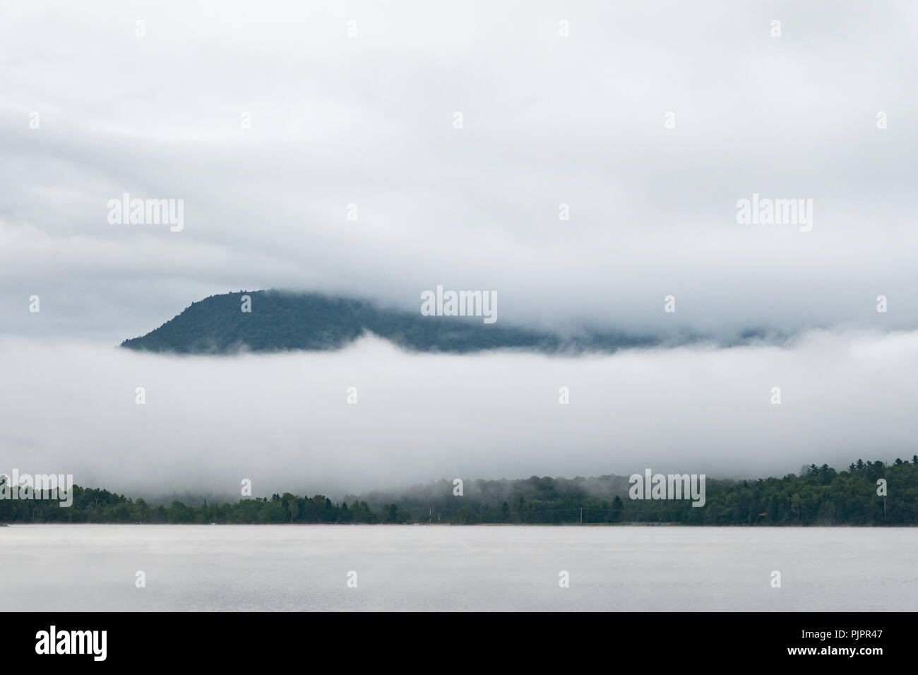 Una vista di speculatore Montagna e Lago Pleasant attraverso una nebbia e nube banca. Foto Stock