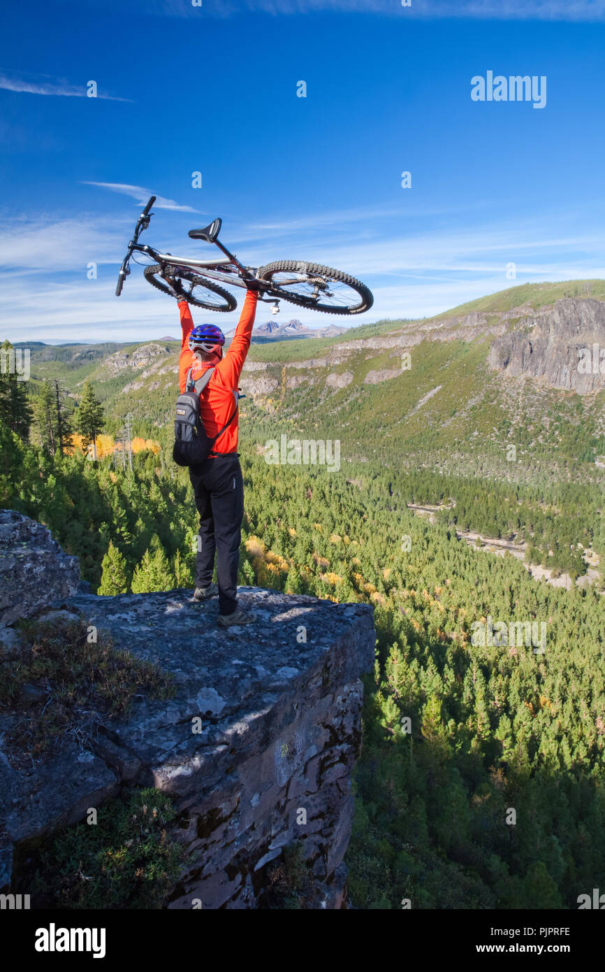 Mountain Biker su scogliere al di fuori di curvatura Oregon Foto Stock