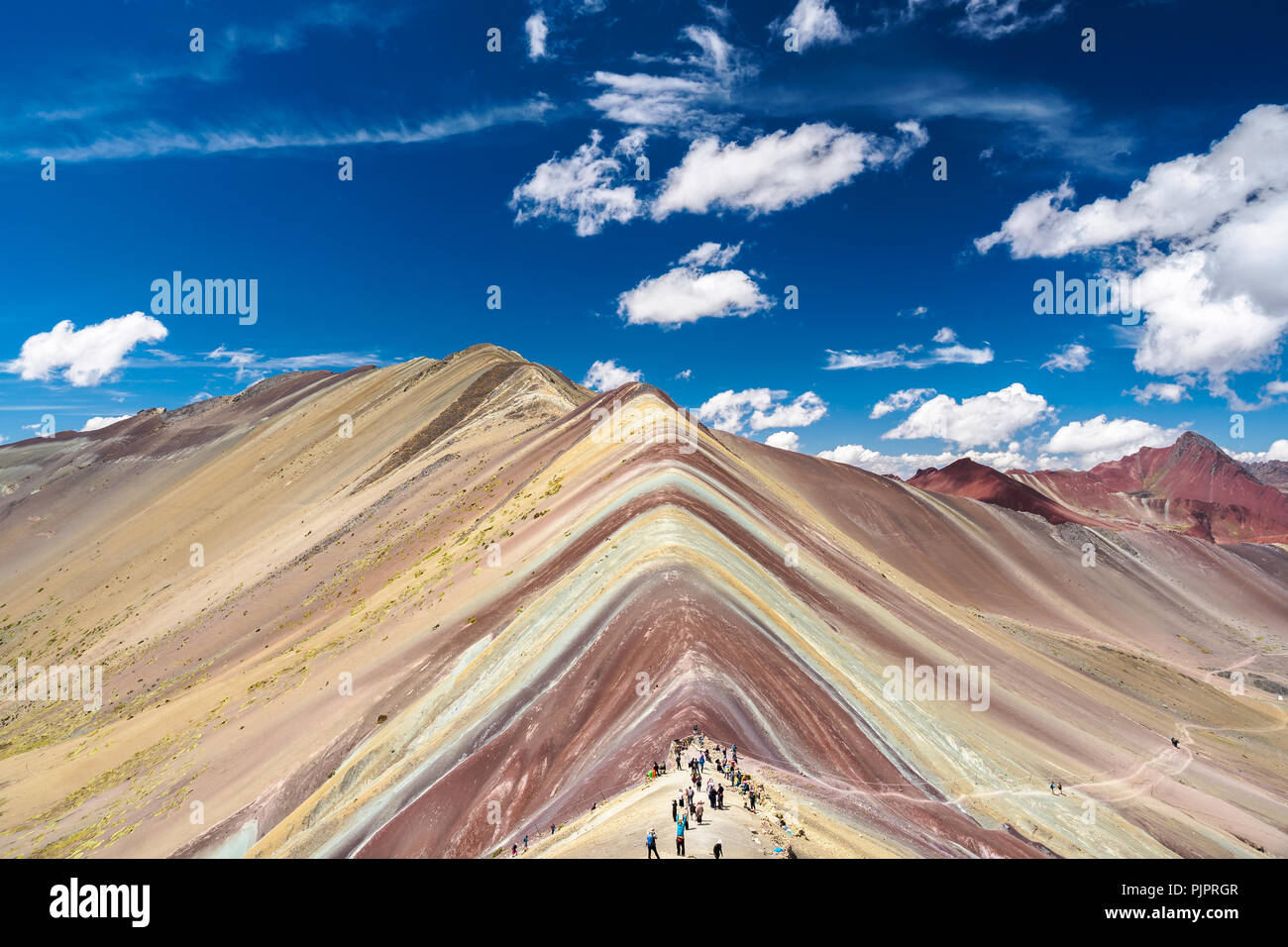 Vinicunca Rainbow Mountain (5200m) si trova tra Cusco e Puno in Perù. Foto Stock