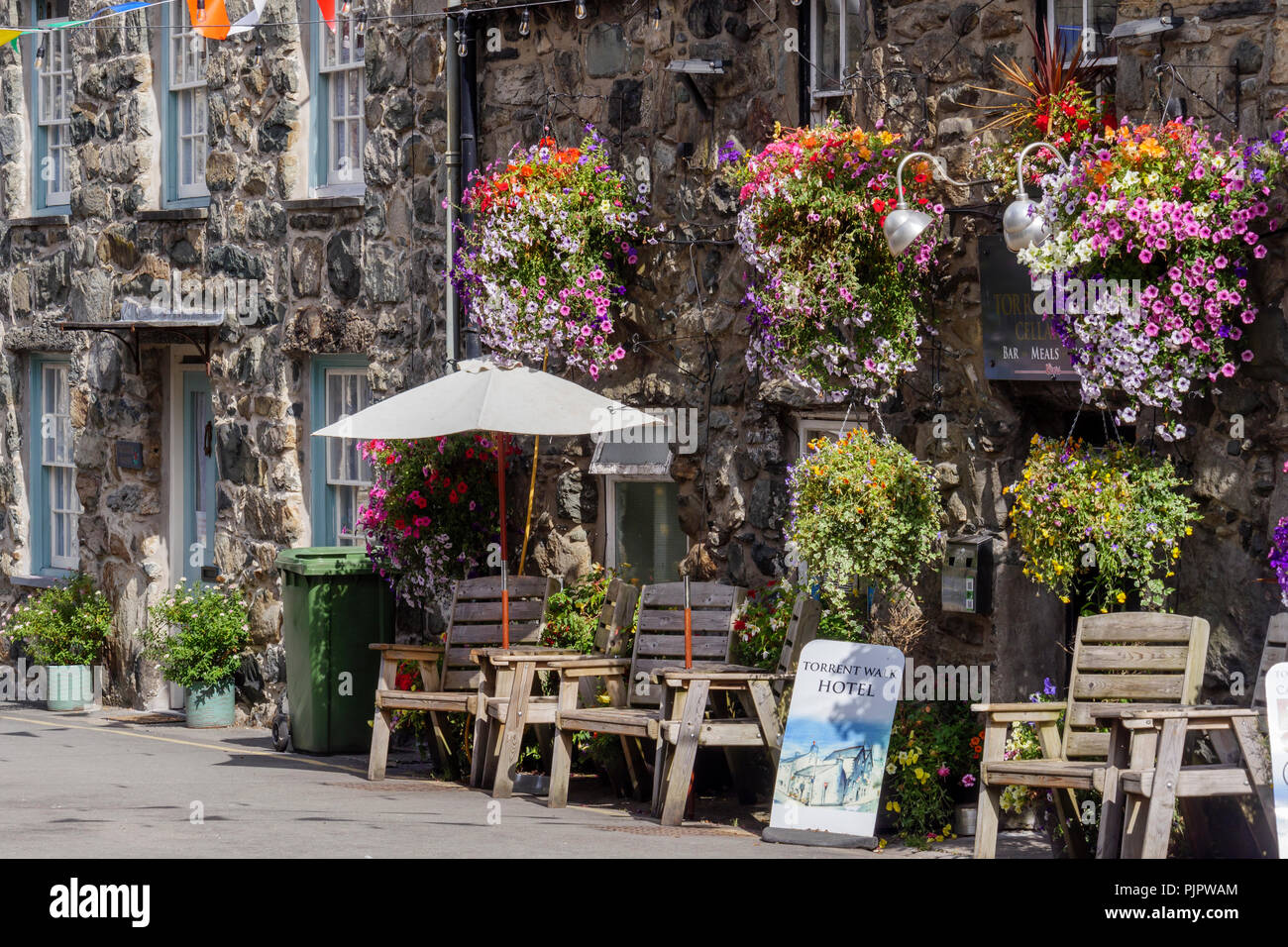 Torrent a piedi Hotel Mill Street a Dolgellau Galles Gwynedd Foto Stock