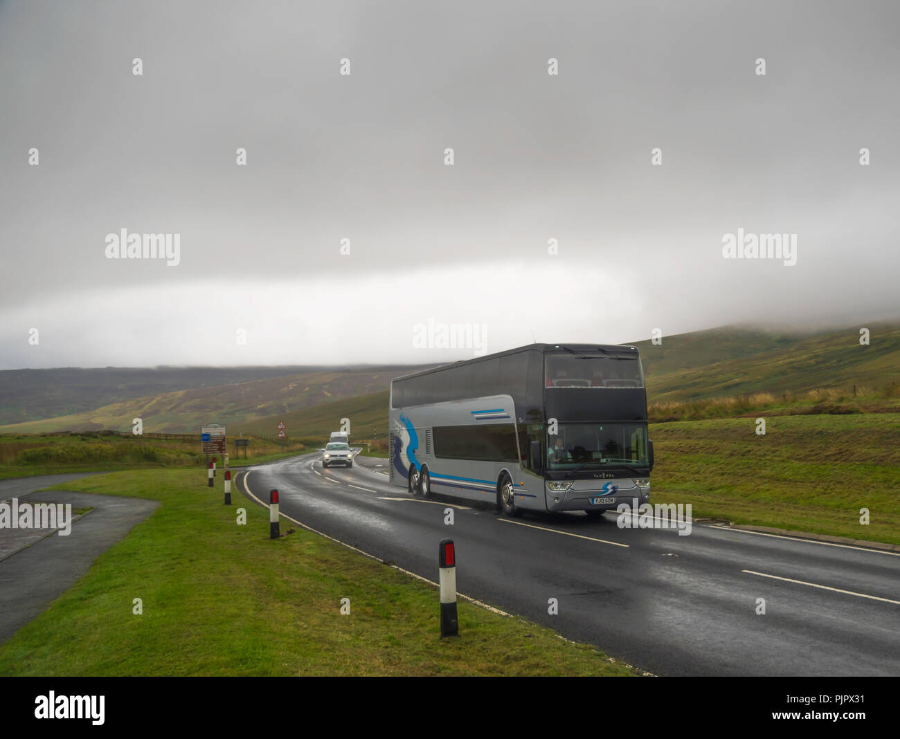 Un pullman di lusso in avvicinamento alla frontiera scozzese dall Inghilterra al carter Bar sulla A68 road in wet rainy condizioni avverse Foto Stock