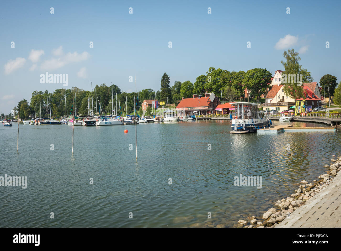 RYN, WARMIA-MASURIA PROVINCIA / POLONIA - Luglio 31, 2018: Marina e il molo sul lago Rynskie, città di Ryn. Foto Stock