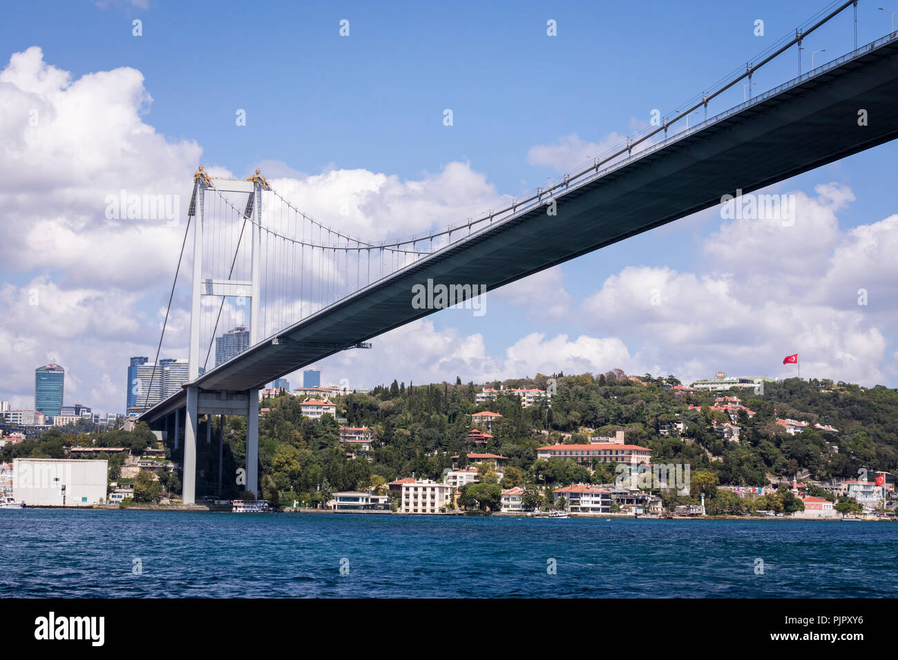 Vista del paesaggio del 15 luglio martiri Bridge o ufficiosamente Ponte sul Bosforo chiamato anche primo ponte Foto Stock