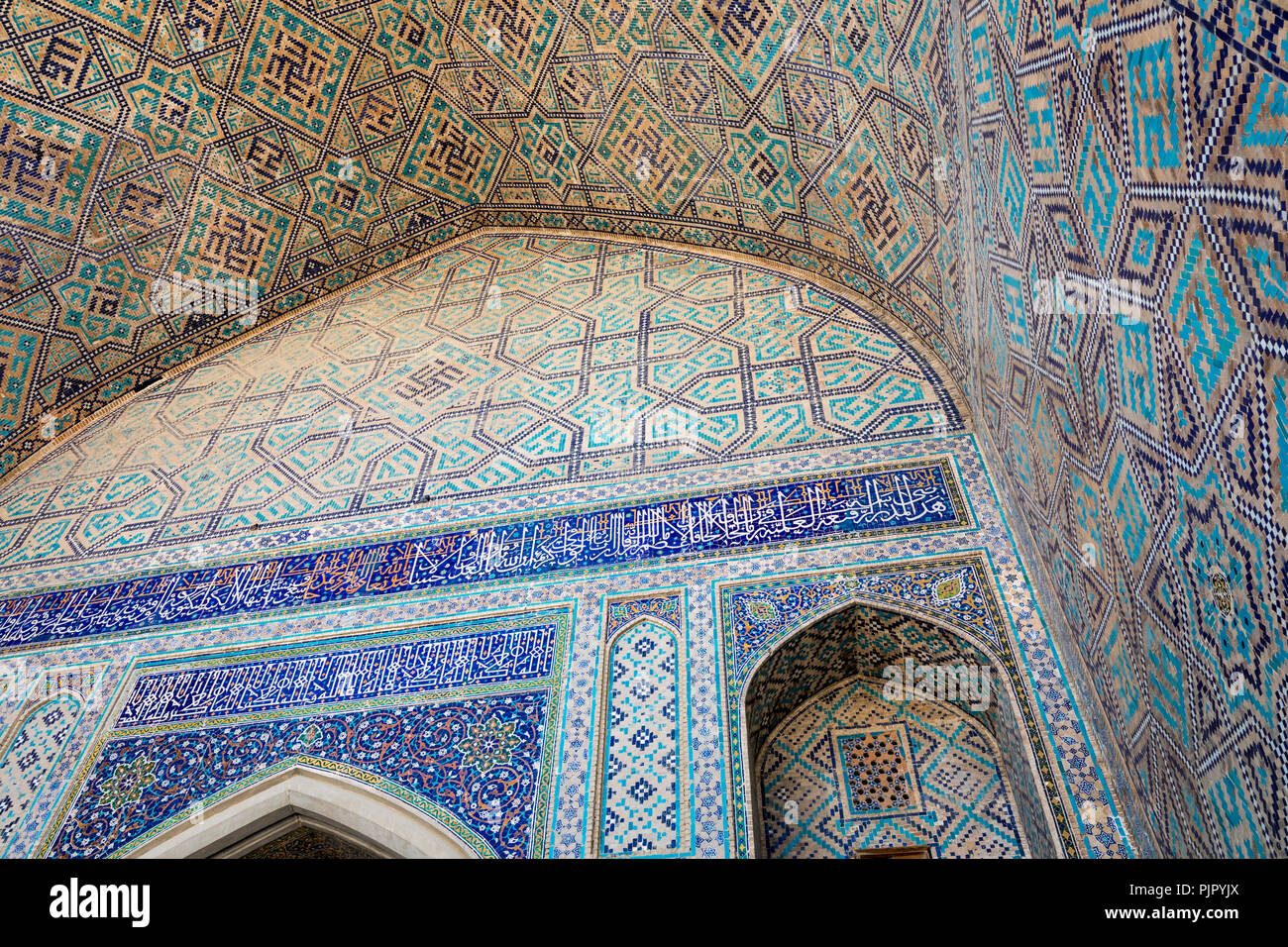 Frammento di Piazza Registan moschea e Madrasah complesso in Samarcanda, Uzbekistan Foto Stock