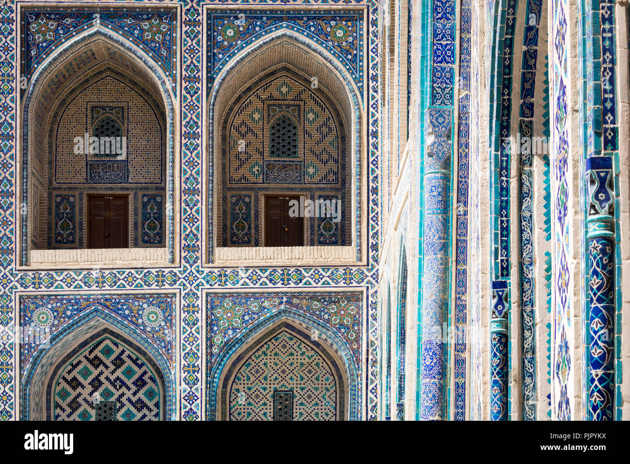 Frammento di Piazza Registan moschea e Madrasah complesso in Samarcanda, Uzbekistan Foto Stock