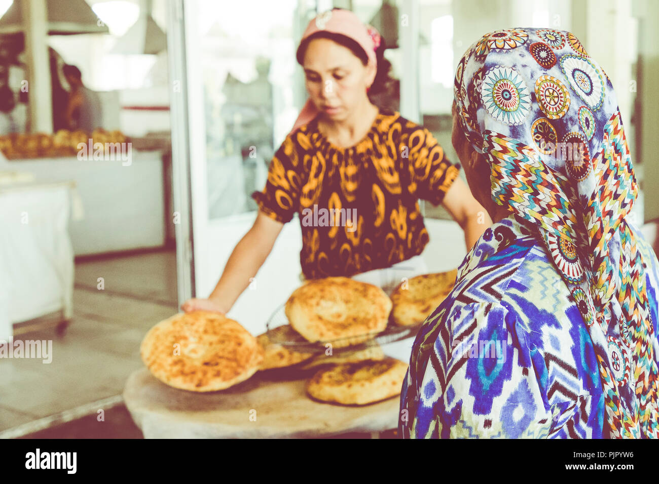 TASHKENT, UZBEKISTAN - Agosto 22 2018: pianura nazionale uzbek pane venduto nel mercato - Tashkent, Uzbekistan. Foto Stock