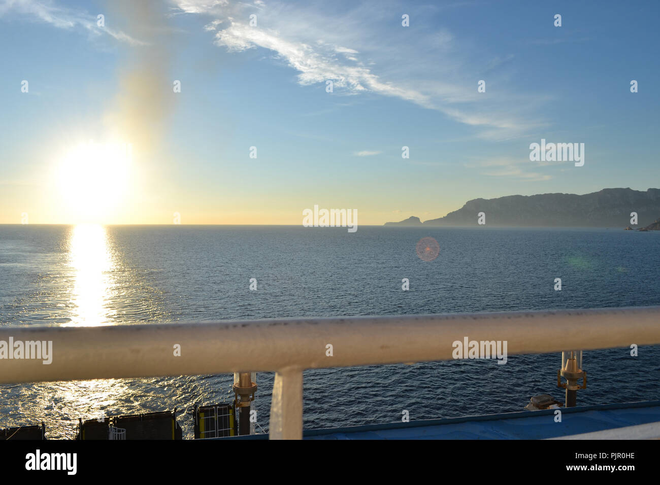 Nave da crociera in arrivo al porto di Olbia, Sardegna, scena di mattina Foto Stock