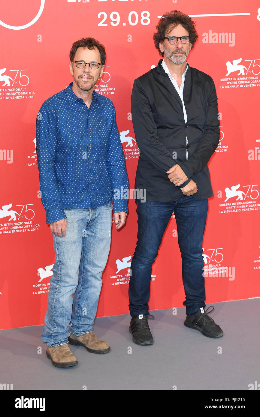 Ethan Coen & Joel Coen frequentare il settantacinquesimo Venice Film Festival photocall per la ballata di Buster Scruggs a Venezia. 31 agosto 2018 © Paul Treadway Foto Stock